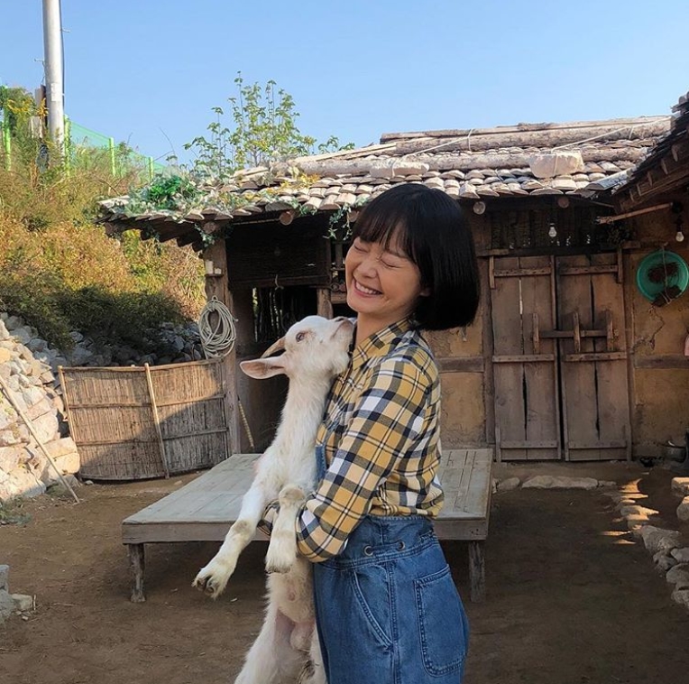 Actor Jeon So-min has released a new TVN drama Top Star Yubaeki shooting scene.Jeon So-min posted a photo on his instagram on October 21 with a Chlorine-shaped emoticon.The photo shows Jeon So-min, who is wearing a yellow checkered shirt and holding a Chlorine. The Chlorine kisses Jeon So-mins cheek.Jeon So-mins lovely aura stands out.The fans who responded to the photos responded such as Old Girl, Sommin Sister is pretty and It is also cute.delay stock