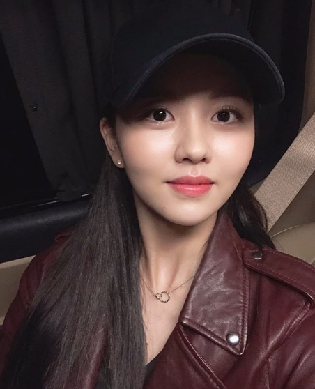 Kim So-hyuns lovely selfie has been unveiled.Actor Kim So-hyun wrote to his Instagram on October 21, Under Nineteen contestants have been cheering. Everybody come on! Meet me at the studio!Ill look forward to a wonderful stage. The photo shows Kim So-hyun wearing a hat; the fresh beauty of 20-year-old Kim So-hyun captures Sight.