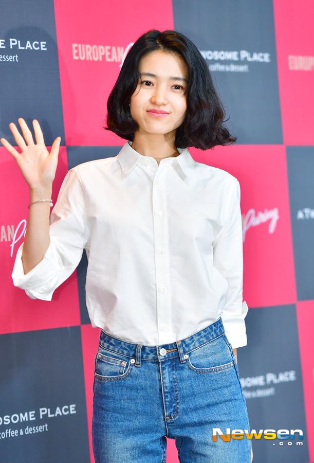 A Twosome Place European Pairing Event with Kim Tae-ri was held at the Nonhyun-dong store in Gangnam-gu, Seoul on the afternoon of October 21.Kim Tae-ri was present on the day.Jang Gyeong-ho