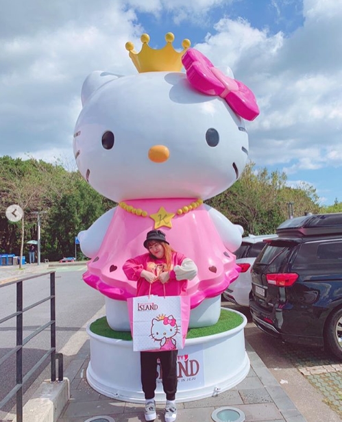 A lovely image of the exotic state was captured.Gag Woman Lee Guk-joo posted a picture on his instagram on October 21 with an article entitled # Pink # Kitty # Kitty Couple # Kitty.The photo shows the exoticism that left for Jeju Island. The lovely appearance of the exoticism wearing a Pink Man to Man attracts attention.