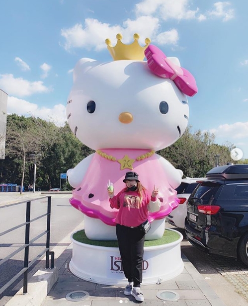 A lovely image of the exotic state was captured.Gag Woman Lee Guk-joo posted a picture on his instagram on October 21 with an article entitled # Pink # Kitty # Kitty Couple # Kitty.The photo shows the exoticism that left for Jeju Island. The lovely appearance of the exoticism wearing a Pink Man to Man attracts attention.