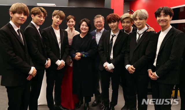 A leading team is BTS (BTS), which also appeared on Korea and France Friendship Concert on the 14th, despite the tight schedule of the world tour Love Yourself European performance.In conjunction with President Moon Jae-ins visit to France, BTS confirmed its global popularity by attracting the attention of fans as well as Frances political figures.Earlier, BTS was also a representative speaker at the UNICEF Youth Agenda Generation Unlimited held at the UN Headquarters Trust Board meeting in New York on March 24.Leader RM, 24, spoke in English for about seven minutes and ordered: Who are you, where you come from and whatever your skin color, be your voice, male or female.This spread like a campaign through social media and other things under the title of Speak Yourself.In many countries, regardless of age, various races began to voice their own voices with a hashtag in front of Speak yourself.The confessions in Korean, written by foreigners, were also frequently noticed: BTS fans call overseas fans lovers altered, lovers.These foreign fans enter the BTS fandom and are interested in Korean culture.According to the 2018 Global Hallyu Trend, which analyzed the latest Korean Wave trends by the Korea International Cultural Exchange Agency, it is no exaggeration to say that K-pop, which was centered on BTS, led the popularity and consumption of Korean Wave content last year.16.6% of the Korean Wave content consumers who recalled K pop as an image of Korea.K-pop, which was ranked 7th in 2016 in Korean-related products, climbed to third place this time.In the Korean Wave Content favorability category, 18.2% of respondents said that they like Korea K-pop content.Cheong Wa Dae has decided to award the Hwagwan Cultural Medal, saying that BTS is playing a role as a civilian diplomat.Idols performance is also prominent in international sports events.The group Super Junior and Icon were held on the 2nd of last month at the closing ceremony of Indonesia Jakarta and Palembang Asian Game, which was like a K-pop concert.The group AOA was on stage for the closing ceremony of the Asian Game for the Disabled in Indonesia on the 13th.On February 25, PyeongChang 2018 Olympic Winter Game closing ceremony was the center of the celebration performance group Exo and group 2NE1.Group Shiny Minho also cheered for the PyeongChang 2018 Olympic Winter Game closing with US President Donald Trumps wife Melania in November last year.Idol is also in charge of cultural exchanges in the inter-Korean reconciliation mood.Seo Hyun, a member of the group Girls Generation, participated in the National Theater performance of the Pyongyang Arts Center in February and Spring is coming in April, and the group REDVelvet also appeared in Spring is coming.Group Blockbi Zico also visited Pyongyang as a special attendant for the 2018 inter-Korean summit.At the inter-Korean exchange event, Idol participation creates global issues, especially helping to raise the interest of our 10s and 20s, who are indifferent to North Korea and unification.At the time of Spring is coming, REDVelvet members including Irene ate cold noodles at the Pyongyang Okryu Pavilion, and at the Pyongyang Summit, Zico also ate cold noodles at the same place.
