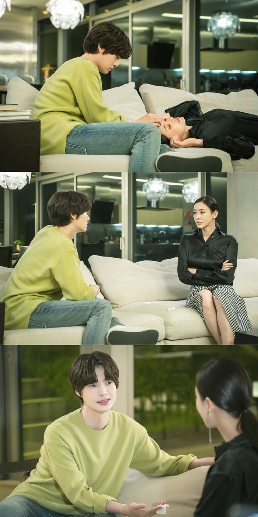 Beauty Inside Lee Da-hee and Ahn Jae-hyun started the boomer properly with the pole and the pole chemistry.JTBCs monthly drama Beauty Inside (directed by Song Hyun-wook, Im Echo, production studio & New, and Yong Film) will be on the 21st, and dangerous cohabitation (?) It stimulates curiosity by revealing the sweet moments of Lee Da-hee and Ahn Jae-hyun who started the show.Beauty Inside, which sparked romance with the control tower kiss of Han World (Seo Hyun-jin) and Seo Do-jae (Lee Min-ki), is drawing a hot response, renewing its highest audience rating.As they approached with a cryptic public date, whether it was real or fake, World and Seo Do-jae finally opened the door to a magical romance with a romantic kiss.The two people who show their real faces only to each other are giving a thrilling and thrilling look.In addition, the instructor and Ryu Eun-ho continue their unimportant relationship and stimulate curiosity.Ryu Eun-ho, who worked as a housekeeper at the house of the lecturer, broke the expensive chandelier and started a dangerous cohabitation by volunteering to move in to pay the debt.The photo is a different atmosphere from what I expected, raising my curiosity. I am tired and tired, and I am lying on the sofa.Ryu Eun-ho, who is the one who puts up the makeup cotton with the face of the world, seems to be hard to see, and Ryu Eun-ho, a healing man who seems to be clean not only to his face but also to his heart, causes excitement.Above all, the fact that a cold and cold lecturer is lying comfortably with his face surrendered to others stimulates curiosity.Ryu Eun-hos Employee Han Zheng affectionate beauty, which makes everything perfect, disarms even the instructor who has always been nervous to realize ambition.It adds to the question of how dangerous cohabitation in an unexpected sweet atmosphere will change the relationship between the two.This weeks broadcast shows the instructors of the drama and drama, and Ryu Eun-ho getting closer.I am curious about how the cold and rugged instructor and the unpolluting, unpolluting, Ryu Eun-ho will permeate each others daily life.Meanwhile, Beauty Inside is broadcast every Monday and Tuesday at 9:30 pm JTBC.Studio & New, Yong Film