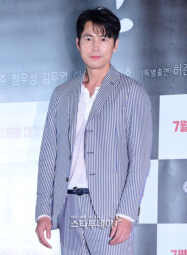 The actor re-opened his remarks about the controversial Refugee remarks.Jung Woo-sung appeared on Kim Eo Juns Dasboida released on the 20th, and recalled when he first opened his mouth on the issue of Refugee on CBS radio Kim Hyun Jungs News Show in July.At that time, Jung Woo-sung expressed his view that the issue of Refugee should be approached by the international human rights issue, citing the publics distorted perception of Refugee.Jung Woo-sung said: When I spoke about the Refugee issue, I was hit hardest: personal social media was in a frenzy.Jung Woo-sung said, What I was worried about is that when the public who lacked understanding of Refugee encountered fake information and believed it to be true, time and energy are consumed to turn the publics thoughts to the beginning.Some people who hate to intervene in the fight (such as the Refugee issue debate) are hard to get hurt, so there are people who leave quietly.I live in a good neighborhood, and If you are so sorry for Refugee, let me in your house. I live in a very bad neighborhood for half a life and now I can not live in a good neighborhood.And I am a self-made person, he said.Jung Woo-sung also referred to the Extreme right religious group, which was named as the Fake news production site for Refugee, saying: (Some criticism) comments seemed to move as a group within a given wording, not an actual individual horse.When I found out that there were organizational forces (who produce Fake news), I felt more comfortable.However, I was worried about how to turn the thoughts of those who believe in misunderstandings by such an organization. 