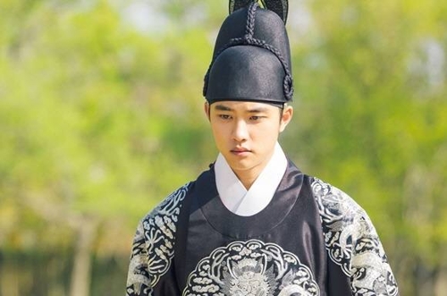 From the Crown Prince Lee Hwon (Kim Soo-hyun) in MBC TVs The Year of the Sun, which reached 42% of the audience rating (Nilson Korea) in 2012, the TVN monthly drama The Hundred Days of the Nang Gun, which is showing off its charm, is recently overtaking terrestrial dramas.I have arranged the representative flower taxa.Kim Soo-hyun, a same moon, succeeded in completely removing the tag luxury child through this work.It is thanks to the overwhelming visuals that grow up and digest the gonryong grapes and the acting power that captures the Earrings of Madame de....Kim Soo-hyun has attracted Lee Hwon with all the elements to possess The Earrings of Madame de..., from political charisma and wisdom to the genuineness of first love.He showed a reformative tendency in politics, a dullness in romance, and a fantasy to women.Thanks to his clothes called Fusion History, Kim Soo-hyun showed various aspects such as being shy like a young man who first appeared on a blind date when he met Wol (Yoonwoo, Han Gain) on Jongno Street even though he was seriously weighted in the palace.Thanks to Kim Soo-hyun, he won the popular award and the man Grand Prize in MBC acting, and freely went to the screen and the house theater until he joined the army.Park Bo-gum, who was divided into Seja Lee Young, who fell in love with Nash Raon (Kim Yoo-jung) on KBS 2TV Gurmigreen Moonlight in 2016, is also an indispensable representative figure if he is a flower taxer.Park Bo-gum was a brilliant and beautiful Crown Prince itself, called the last hope of a declining Joseon.Park Bo-gum became the best star with various charms from cute to dignified and charismatic through this work, which was a fusion historical drama like Seabouldal.He was really pretty appearance, soft voice, deer-like eyes and affectionate eyes, capturing young women as well as mothers, and Gurmigreen Moonlight played a major role in shooting up to 23% of the audience rating.In addition, Park Bo-gum also won the netizen prize, the best couple prize, and the male Grand Prize in the KBS acting Grand Prize.On the other hand, Gurmigreen Moonlight was so popular that Park Bo-gum revealed that he had been struggling for two years until he decided his next work as boyfriend.In addition, Yoo Seung-ho, a national younger brother who played with the Crown Prince Lee Sun who wore a mask in MBC TV The Monarch - the Master of the Mask last year, and MBC TV King Loves, who received greater love from overseas viewers, also showed off his sculpture-like appearance and charisma.And recently, The Hundred Days announced the replacement of the generation of the flower tax.D.O., one of the members of the popular idol group Exo, has been recognized for his acting skills by receiving awards at various awards awards such as Cart, Brother, Seventh Room and With God series.He then starred in TVN One Hundred Days, which was predicted to be a box office hit when the synopsis was turned on the broadcaster, and succeeded in capturing the house theater by moving between the Ah.tsu.nam (a man who is useless to any one) who lost his memory and the role of the tax collector.D.O. is evaluated as delicately expressing the subtle changes between the rugged taxa, the blunt but deep circle, and the taxa that can not forget Hong-sim (Nam Ji-hyun).Donggle dongle The beautiful night top looks also make the comic side of the work stand out.Thanks to his performance, Drama exceeds the audience rating of 11%, and ranks first in the monthly drama including terrestrial broadcasting.An official of the broadcasting company said on the 21st, Crown Prince is an unstable status that must overcome many threats until he takes power, and it seems to be loved steadily regardless of the east and west because it is a good character to solve Kahaani who is full of tension.He added, If it is a fusion drama here, various genres such as romance can be added, so if the warm visuals of youth stars and the dense Kahaani are combined well, I think it can be a big hit.Insecure taxa, fit to unravel into the pole...and the union with romance.