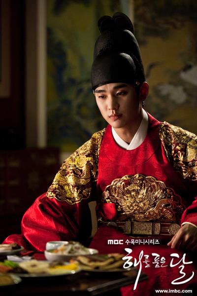 From the Crown Prince Lee Hwon (Kim Soo-hyun) in MBC TVs The Year of the Sun, which reached 42% of the audience rating (Nilson Korea) in 2012, the TVN monthly drama The Hundred Days of the Nang Gun, which is showing off its charm, is recently overtaking terrestrial dramas.I have arranged the representative flower taxa.Kim Soo-hyun, a same moon, succeeded in completely removing the tag luxury child through this work.It is thanks to the overwhelming visuals that grow up and digest the gonryong grapes and the acting power that captures the Earrings of Madame de....Kim Soo-hyun has attracted Lee Hwon with all the elements to possess The Earrings of Madame de..., from political charisma and wisdom to the genuineness of first love.He showed a reformative tendency in politics, a dullness in romance, and a fantasy to women.Thanks to his clothes called Fusion History, Kim Soo-hyun showed various aspects such as being shy like a young man who first appeared on a blind date when he met Wol (Yoonwoo, Han Gain) on Jongno Street even though he was seriously weighted in the palace.Thanks to Kim Soo-hyun, he won the popular award and the man Grand Prize in MBC acting, and freely went to the screen and the house theater until he joined the army.Park Bo-gum, who was divided into Seja Lee Young, who fell in love with Nash Raon (Kim Yoo-jung) on KBS 2TV Gurmigreen Moonlight in 2016, is also an indispensable representative figure if he is a flower taxer.Park Bo-gum was a brilliant and beautiful Crown Prince itself, called the last hope of a declining Joseon.Park Bo-gum became the best star with various charms from cute to dignified and charismatic through this work, which was a fusion historical drama like Seabouldal.He was really pretty appearance, soft voice, deer-like eyes and affectionate eyes, capturing young women as well as mothers, and Gurmigreen Moonlight played a major role in shooting up to 23% of the audience rating.In addition, Park Bo-gum also won the netizen prize, the best couple prize, and the male Grand Prize in the KBS acting Grand Prize.On the other hand, Gurmigreen Moonlight was so popular that Park Bo-gum revealed that he had been struggling for two years until he decided his next work as boyfriend.In addition, Yoo Seung-ho, a national younger brother who played with the Crown Prince Lee Sun who wore a mask in MBC TV The Monarch - the Master of the Mask last year, and MBC TV King Loves, who received greater love from overseas viewers, also showed off his sculpture-like appearance and charisma.And recently, The Hundred Days announced the replacement of the generation of the flower tax.D.O., one of the members of the popular idol group Exo, has been recognized for his acting skills by receiving awards at various awards awards such as Cart, Brother, Seventh Room and With God series.He then starred in TVN One Hundred Days, which was predicted to be a box office hit when the synopsis was turned on the broadcaster, and succeeded in capturing the house theater by moving between the Ah.tsu.nam (a man who is useless to any one) who lost his memory and the role of the tax collector.D.O. is evaluated as delicately expressing the subtle changes between the rugged taxa, the blunt but deep circle, and the taxa that can not forget Hong-sim (Nam Ji-hyun).Donggle dongle The beautiful night top looks also make the comic side of the work stand out.Thanks to his performance, Drama exceeds the audience rating of 11%, and ranks first in the monthly drama including terrestrial broadcasting.An official of the broadcasting company said on the 21st, Crown Prince is an unstable status that must overcome many threats until he takes power, and it seems to be loved steadily regardless of the east and west because it is a good character to solve Kahaani who is full of tension.He added, If it is a fusion drama here, various genres such as romance can be added, so if the warm visuals of youth stars and the dense Kahaani are combined well, I think it can be a big hit.Insecure taxa, fit to unravel into the pole...and the union with romance.