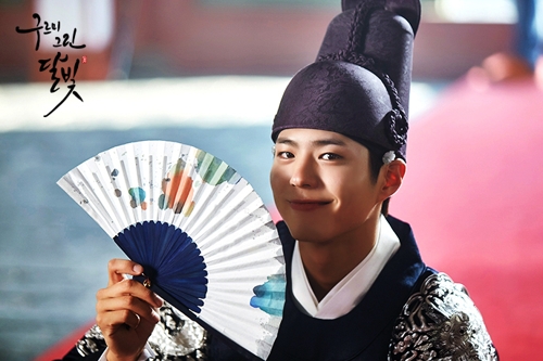 From the Crown Prince Lee Hwon (Kim Soo-hyun) in MBC TVs The Year of the Sun, which reached 42% of the audience rating (Nilson Korea) in 2012, the TVN monthly drama The Hundred Days of the Nang Gun, which is showing off its charm, is recently overtaking terrestrial dramas.I have arranged the representative flower taxa.Kim Soo-hyun, a same moon, succeeded in completely removing the tag luxury child through this work.It is thanks to the overwhelming visuals that grow up and digest the gonryong grapes and the acting power that captures the Earrings of Madame de....Kim Soo-hyun has attracted Lee Hwon with all the elements to possess The Earrings of Madame de..., from political charisma and wisdom to the genuineness of first love.He showed a reformative tendency in politics, a dullness in romance, and a fantasy to women.Thanks to his clothes called Fusion History, Kim Soo-hyun showed various aspects such as being shy like a young man who first appeared on a blind date when he met Wol (Yoonwoo, Han Gain) on Jongno Street even though he was seriously weighted in the palace.Thanks to Kim Soo-hyun, he won the popular award and the man Grand Prize in MBC acting, and freely went to the screen and the house theater until he joined the army.Park Bo-gum, who was divided into Seja Lee Young, who fell in love with Nash Raon (Kim Yoo-jung) on KBS 2TV Gurmigreen Moonlight in 2016, is also an indispensable representative figure if he is a flower taxer.Park Bo-gum was a brilliant and beautiful Crown Prince itself, called the last hope of a declining Joseon.Park Bo-gum became the best star with various charms from cute to dignified and charismatic through this work, which was a fusion historical drama like Seabouldal.He was really pretty appearance, soft voice, deer-like eyes and affectionate eyes, capturing young women as well as mothers, and Gurmigreen Moonlight played a major role in shooting up to 23% of the audience rating.In addition, Park Bo-gum also won the netizen prize, the best couple prize, and the male Grand Prize in the KBS acting Grand Prize.On the other hand, Gurmigreen Moonlight was so popular that Park Bo-gum revealed that he had been struggling for two years until he decided his next work as boyfriend.In addition, Yoo Seung-ho, a national younger brother who played with the Crown Prince Lee Sun who wore a mask in MBC TV The Monarch - the Master of the Mask last year, and MBC TV King Loves, who received greater love from overseas viewers, also showed off his sculpture-like appearance and charisma.And recently, The Hundred Days announced the replacement of the generation of the flower tax.D.O., one of the members of the popular idol group Exo, has been recognized for his acting skills by receiving awards at various awards awards such as Cart, Brother, Seventh Room and With God series.He then starred in TVN One Hundred Days, which was predicted to be a box office hit when the synopsis was turned on the broadcaster, and succeeded in capturing the house theater by moving between the Ah.tsu.nam (a man who is useless to any one) who lost his memory and the role of the tax collector.D.O. is evaluated as delicately expressing the subtle changes between the rugged taxa, the blunt but deep circle, and the taxa that can not forget Hong-sim (Nam Ji-hyun).Donggle dongle The beautiful night top looks also make the comic side of the work stand out.Thanks to his performance, Drama exceeds the audience rating of 11%, and ranks first in the monthly drama including terrestrial broadcasting.An official of the broadcasting company said on the 21st, Crown Prince is an unstable status that must overcome many threats until he takes power, and it seems to be loved steadily regardless of the east and west because it is a good character to solve Kahaani who is full of tension.He added, If it is a fusion drama here, various genres such as romance can be added, so if the warm visuals of youth stars and the dense Kahaani are combined well, I think it can be a big hit.Insecure taxa, fit to unravel into the pole...and the union with romance.