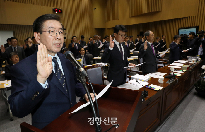 박원순 서울시장이 22일 오전 중구 서울시청에서 열린 국회 국토교통위원회의 서울시에 대한 국정감사에서 선서를 하고 있다. |김기남 기자 kknphoto@kyunghyang.com