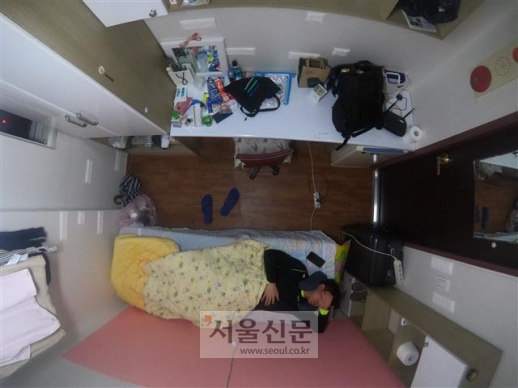 지난 12일 저녁 서울 마포구 한 대학가의 고시원 방안에서 기자가 잠들기 전 누워 있는 모습. 광각 카메라(고프로 HERO6)를 천장에 고정시킨 상태에서 찍었다. 관련 영상은 서울신문 온라인 홈페이지(www.seoul.co.kr)와 유튜브 채널(www.youtube.com/watch?v=KdLRmKXXYp8)에서도 확인할 수 있다.