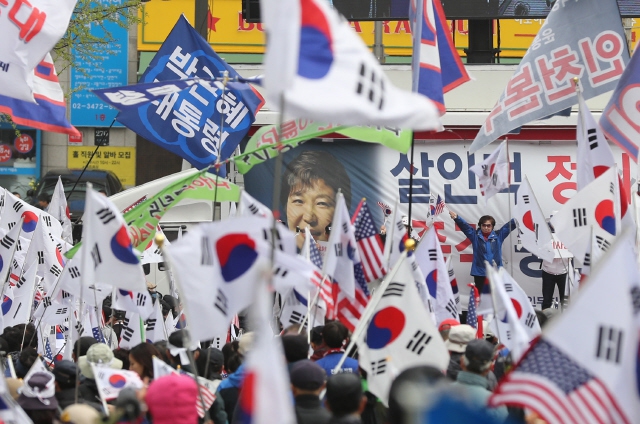 박근혜 전 대통령의 1심 선고 공판이 열린 4월 6일 오후 서울 서초구 서울중앙지법 앞에서 석방운동본부 주최로 열린 박 전 대통령 무죄석방 촉구집회에서 참가자들이 구호를 외치고 있다. 백소아 기자 thanks@hani.co.kr