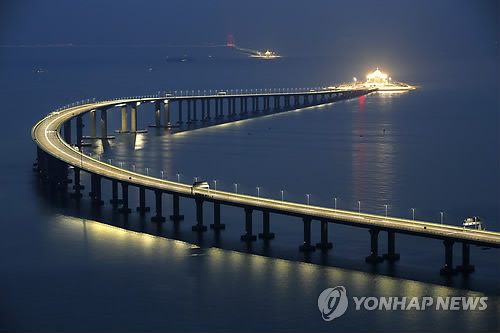 불 밝힌 '세계 최장' 中 강주아오 대교 (홍콩 AP=연합뉴스) 홍콩과 마카오, 중국 본토인 광둥성 남부 주하이를 잇는 세계 최장 해상 대교인 '강주아오(港珠澳) 대교'에 22일(현지시간) 불이 환하게 켜져 있다. leekm@yna.co.kr (끝)