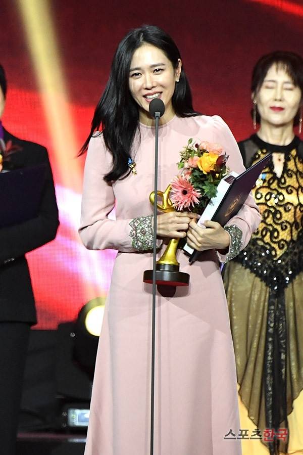 Popular Culture and Arts Award actor Son Ye-jin enjoyed the joy of the awards with his real name Son Unjin.Son Ye-jin was awarded the prime ministers award at the 2018 Korea Popular Culture and Arts Award held at the Olympic Hall in Olympic Park, Songpa-gu, Seoul on the afternoon of the 24th.Im embarrassed because Ive never been awarded a prize with my real name since my debut, but Ill accept it as meaning not to lose my initials and show you good performances in the future, Son Ye-jin said on the day.In particular, Son Ye-jin mentioned BTS in an interview with Kim Tae Jin reporter when asked, Do you want to buy rice here?I am worried because there are a lot of people, he laughed, laughing. BTS members laughed and responded to Applause and added warmth.