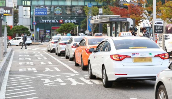서울역 앞 택시. 자료사진. 출처=연합뉴스