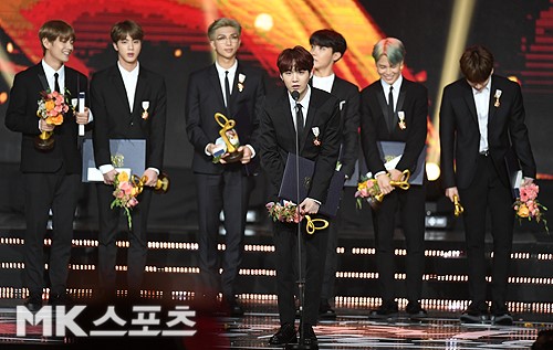 This years award for popular culture and arts was full of unique personality, from BTS, which is receiving the youngest cultural decoration, to Lee Soon-jae, the oldest actor, it was an impressive awards ceremony.At the Olympic Hall in Olympic Park in Bangi-dong, Songpa-gu, Seoul, on the afternoon of the 24th, the 2018 South Korea Popular Culture and Arts Award Ceremony (hereinafter referred to as the Popular Culture and Arts Award) was held.Actor Shin Hyun-joon and broadcaster Lee Ji-ae hosted the event.In the popular culture and arts award, a total of 36 people (teams) were awarded, including 13 cultural decorations, 7 presidential commendations, 8 prime ministerial commendations, and 8 Ministerial commendations of the Ministry of Culture, Sports and Tourism.The Popular Culture and Arts Award is an awards ceremony that raises the social status of popular culture artists and encourages their efforts and achievements. It covers all fields of popular culture and arts such as singers, actors, comedies, voice actors and models.The popular culture and arts award, which has been held since 2010, has been the most brilliant this year.The first thing awarded on this day was the Minister of Culture, Sports and Tourism.The winners are Kang Dae-young, singer Kukasuten, musical staff Kim Mi-kyung, lyricist Kim I-na, actor Kim Tae-ri, singer Red Velvet, comedian Park Na-rae and voice actor Lee Sun.Red Velvet said, I am so honored to receive with my respectful seniors.I will be a hard-working Red Velvet in the future. Park Na-rae expressed his firm determination that Thank you for this award, I will be broken further. Kim Tae-ri did not attend the overseas schedule, and an agency official won the proxy.The prime ministers commendation was given to singer Kang San-e (Kang Young-gul), voice actor Kang Hee-sun, comedian Kim Sook, actor late Kim Joo-hyuk, actor Son Ye-jin (Son Eon-jin), actor Lee Sun-gyun, broadcaster Jeon Hyun-moo and singer Choi Jin-hee.The late Kim Joo-hyuk is the managing director of Tree Ectus, Kim Nak-jun, who said, The actor Kim Joo-hyuk has left us for a year next week.Last year was Kim Joo-hyuks 20th year as an actor, and this award seems to be a compliment for his 20 years of good living.The Presidential Citation was won by actor Kim Nam-joo, model Kim Dong-soo, sound staff late Kim Beul-rae, singer Shim Soo-bong, comedian Yoo Jae-Suk, pop musician Yoon Sang and voice actor Lee Kyung-ja.Yoo Jae-Suk had become a hot topic when news of his award before the ceremony was held. I really appreciate it. I dont know what to say.I know what I have to do. Ill laugh at more people. Im grateful to the crew and my colleagues.I am grateful to many of you for your gratitude for your service, and I have not slept in this morning, and I have not slept in this room until dawn.I heard her cry at dawn, but I pretended not to. I am so sorry for Na. I promise I will never do it again.I appreciate you and love you. He also revealed his love for his family.Finally, the recipients of the decoration were singer Kim Min-ki, actor Lee Soon-jae, and singer Cho Dong-jin. The decoration of the culture was actor Kim Young-ok, writer Kim Ok-young, and composer Kim Jung-taek.The cultural decoration of the flowerhouse was also received by BTS.In particular, BTS returned home after a world tour today (24th) and selected the award ceremony for the popular culture and arts award for the first time in Korea, and received the decoration of the Hwagwan culture.I am so grateful, said Leader RM, and I am going to give all my sons this honor because I am a BTS leader. Jean said, I am so grateful for the decoration.We are going abroad frequently, and many people boast that they sang and studied in Korean. I was proud. I will let you know a lot of culture. I dont know, Vue said, I dont know how to describe this in my heart. I think my family is proud of me.Everyone will be full of good days, Sugar said. Its a family honor. Theres been a lot of work this year.I will make sure that South Korea is widely known to the former World, he said.I think the heart is going to be Explosion, said Ji Min, and I think this award is telling you again that its a great deal to make with the members and the staff of the company.Thank you all for coming. Its an honor to meet your respectful seniors.I will try to give it to many people who have a good influence. Jungkook said, It is an honor to be awarded with respectful teachers.I am grateful to you for your efforts in the future. Thank you to Bang Si-hyuk, the representative of your family, who always supports and believes.I will contribute to promoting Korean culture in World. I am happy and grateful that I am becoming a hope for popular culture. Decoration is not light.Many staff members are determined to work hard, sweat the blood of BTS, and the shouts of all World Armies. I will work nicely as a hope of popular culture. Finally, Lee Soon-jae said, It was called a different way. When I saw foreign actors in college, I was praised for art.I am sorry and grateful for your unfulfilled evaluation of your achievements. I am still greedy and I will do more.I will work hard until the day I can do it. 