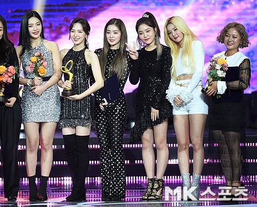 This years award for popular culture and arts was full of unique personality, from BTS, which is receiving the youngest cultural decoration, to Lee Soon-jae, the oldest actor, it was an impressive awards ceremony.At the Olympic Hall in Olympic Park in Bangi-dong, Songpa-gu, Seoul, on the afternoon of the 24th, the 2018 South Korea Popular Culture and Arts Award Ceremony (hereinafter referred to as the Popular Culture and Arts Award) was held.Actor Shin Hyun-joon and broadcaster Lee Ji-ae hosted the event.In the popular culture and arts award, a total of 36 people (teams) were awarded, including 13 cultural decorations, 7 presidential commendations, 8 prime ministerial commendations, and 8 Ministerial commendations of the Ministry of Culture, Sports and Tourism.The Popular Culture and Arts Award is an awards ceremony that raises the social status of popular culture artists and encourages their efforts and achievements. It covers all fields of popular culture and arts such as singers, actors, comedies, voice actors and models.The popular culture and arts award, which has been held since 2010, has been the most brilliant this year.The first thing awarded on this day was the Minister of Culture, Sports and Tourism.The winners are Kang Dae-young, singer Kukasuten, musical staff Kim Mi-kyung, lyricist Kim I-na, actor Kim Tae-ri, singer Red Velvet, comedian Park Na-rae and voice actor Lee Sun.Red Velvet said, I am so honored to receive with my respectful seniors.I will be a hard-working Red Velvet in the future. Park Na-rae expressed his firm determination that Thank you for this award, I will be broken further. Kim Tae-ri did not attend the overseas schedule, and an agency official won the proxy.The prime ministers commendation was given to singer Kang San-e (Kang Young-gul), voice actor Kang Hee-sun, comedian Kim Sook, actor late Kim Joo-hyuk, actor Son Ye-jin (Son Eon-jin), actor Lee Sun-gyun, broadcaster Jeon Hyun-moo and singer Choi Jin-hee.The late Kim Joo-hyuk is the managing director of Tree Ectus, Kim Nak-jun, who said, The actor Kim Joo-hyuk has left us for a year next week.Last year was Kim Joo-hyuks 20th year as an actor, and this award seems to be a compliment for his 20 years of good living.The Presidential Citation was won by actor Kim Nam-joo, model Kim Dong-soo, sound staff late Kim Beul-rae, singer Shim Soo-bong, comedian Yoo Jae-Suk, pop musician Yoon Sang and voice actor Lee Kyung-ja.Yoo Jae-Suk had become a hot topic when news of his award before the ceremony was held. I really appreciate it. I dont know what to say.I know what I have to do. Ill laugh at more people. Im grateful to the crew and my colleagues.I am grateful to many of you for your gratitude for your service, and I have not slept in this morning, and I have not slept in this room until dawn.I heard her cry at dawn, but I pretended not to. I am so sorry for Na. I promise I will never do it again.I appreciate you and love you. He also revealed his love for his family.Finally, the recipients of the decoration were singer Kim Min-ki, actor Lee Soon-jae, and singer Cho Dong-jin. The decoration of the culture was actor Kim Young-ok, writer Kim Ok-young, and composer Kim Jung-taek.The cultural decoration of the flowerhouse was also received by BTS.In particular, BTS returned home after a world tour today (24th) and selected the award ceremony for the popular culture and arts award for the first time in Korea, and received the decoration of the Hwagwan culture.I am so grateful, said Leader RM, and I am going to give all my sons this honor because I am a BTS leader. Jean said, I am so grateful for the decoration.We are going abroad frequently, and many people boast that they sang and studied in Korean. I was proud. I will let you know a lot of culture. I dont know, Vue said, I dont know how to describe this in my heart. I think my family is proud of me.Everyone will be full of good days, Sugar said. Its a family honor. Theres been a lot of work this year.I will make sure that South Korea is widely known to the former World, he said.I think the heart is going to be Explosion, said Ji Min, and I think this award is telling you again that its a great deal to make with the members and the staff of the company.Thank you all for coming. Its an honor to meet your respectful seniors.I will try to give it to many people who have a good influence. Jungkook said, It is an honor to be awarded with respectful teachers.I am grateful to you for your efforts in the future. Thank you to Bang Si-hyuk, the representative of your family, who always supports and believes.I will contribute to promoting Korean culture in World. I am happy and grateful that I am becoming a hope for popular culture. Decoration is not light.Many staff members are determined to work hard, sweat the blood of BTS, and the shouts of all World Armies. I will work nicely as a hope of popular culture. Finally, Lee Soon-jae said, It was called a different way. When I saw foreign actors in college, I was praised for art.I am sorry and grateful for your unfulfilled evaluation of your achievements. I am still greedy and I will do more.I will work hard until the day I can do it. 