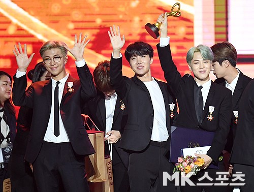 This years award for popular culture and arts was full of unique personality, from BTS, which is receiving the youngest cultural decoration, to Lee Soon-jae, the oldest actor, it was an impressive awards ceremony.At the Olympic Hall in Olympic Park in Bangi-dong, Songpa-gu, Seoul, on the afternoon of the 24th, the 2018 South Korea Popular Culture and Arts Award Ceremony (hereinafter referred to as the Popular Culture and Arts Award) was held.Actor Shin Hyun-joon and broadcaster Lee Ji-ae hosted the event.In the popular culture and arts award, a total of 36 people (teams) were awarded, including 13 cultural decorations, 7 presidential commendations, 8 prime ministerial commendations, and 8 Ministerial commendations of the Ministry of Culture, Sports and Tourism.The Popular Culture and Arts Award is an awards ceremony that raises the social status of popular culture artists and encourages their efforts and achievements. It covers all fields of popular culture and arts such as singers, actors, comedies, voice actors and models.The popular culture and arts award, which has been held since 2010, has been the most brilliant this year.The first thing awarded on this day was the Minister of Culture, Sports and Tourism.The winners are Kang Dae-young, singer Kukasuten, musical staff Kim Mi-kyung, lyricist Kim I-na, actor Kim Tae-ri, singer Red Velvet, comedian Park Na-rae and voice actor Lee Sun.Red Velvet said, I am so honored to receive with my respectful seniors.I will be a hard-working Red Velvet in the future. Park Na-rae expressed his firm determination that Thank you for this award, I will be broken further. Kim Tae-ri did not attend the overseas schedule, and an agency official won the proxy.The prime ministers commendation was given to singer Kang San-e (Kang Young-gul), voice actor Kang Hee-sun, comedian Kim Sook, actor late Kim Joo-hyuk, actor Son Ye-jin (Son Eon-jin), actor Lee Sun-gyun, broadcaster Jeon Hyun-moo and singer Choi Jin-hee.The late Kim Joo-hyuk is the managing director of Tree Ectus, Kim Nak-jun, who said, The actor Kim Joo-hyuk has left us for a year next week.Last year was Kim Joo-hyuks 20th year as an actor, and this award seems to be a compliment for his 20 years of good living.The Presidential Citation was won by actor Kim Nam-joo, model Kim Dong-soo, sound staff late Kim Beul-rae, singer Shim Soo-bong, comedian Yoo Jae-Suk, pop musician Yoon Sang and voice actor Lee Kyung-ja.Yoo Jae-Suk had become a hot topic when news of his award before the ceremony was held. I really appreciate it. I dont know what to say.I know what I have to do. Ill laugh at more people. Im grateful to the crew and my colleagues.I am grateful to many of you for your gratitude for your service, and I have not slept in this morning, and I have not slept in this room until dawn.I heard her cry at dawn, but I pretended not to. I am so sorry for Na. I promise I will never do it again.I appreciate you and love you. He also revealed his love for his family.Finally, the recipients of the decoration were singer Kim Min-ki, actor Lee Soon-jae, and singer Cho Dong-jin. The decoration of the culture was actor Kim Young-ok, writer Kim Ok-young, and composer Kim Jung-taek.The cultural decoration of the flowerhouse was also received by BTS.In particular, BTS returned home after a world tour today (24th) and selected the award ceremony for the popular culture and arts award for the first time in Korea, and received the decoration of the Hwagwan culture.I am so grateful, said Leader RM, and I am going to give all my sons this honor because I am a BTS leader. Jean said, I am so grateful for the decoration.We are going abroad frequently, and many people boast that they sang and studied in Korean. I was proud. I will let you know a lot of culture. I dont know, Vue said, I dont know how to describe this in my heart. I think my family is proud of me.Everyone will be full of good days, Sugar said. Its a family honor. Theres been a lot of work this year.I will make sure that South Korea is widely known to the former World, he said.I think the heart is going to be Explosion, said Ji Min, and I think this award is telling you again that its a great deal to make with the members and the staff of the company.Thank you all for coming. Its an honor to meet your respectful seniors.I will try to give it to many people who have a good influence. Jungkook said, It is an honor to be awarded with respectful teachers.I am grateful to you for your efforts in the future. Thank you to Bang Si-hyuk, the representative of your family, who always supports and believes.I will contribute to promoting Korean culture in World. I am happy and grateful that I am becoming a hope for popular culture. Decoration is not light.Many staff members are determined to work hard, sweat the blood of BTS, and the shouts of all World Armies. I will work nicely as a hope of popular culture. Finally, Lee Soon-jae said, It was called a different way. When I saw foreign actors in college, I was praised for art.I am sorry and grateful for your unfulfilled evaluation of your achievements. I am still greedy and I will do more.I will work hard until the day I can do it. 