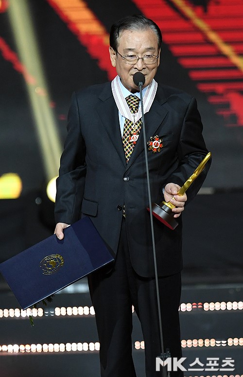 This years award for popular culture and arts was full of unique personality, from BTS, which is receiving the youngest cultural decoration, to Lee Soon-jae, the oldest actor, it was an impressive awards ceremony.At the Olympic Hall in Olympic Park in Bangi-dong, Songpa-gu, Seoul, on the afternoon of the 24th, the 2018 South Korea Popular Culture and Arts Award Ceremony (hereinafter referred to as the Popular Culture and Arts Award) was held.Actor Shin Hyun-joon and broadcaster Lee Ji-ae hosted the event.In the popular culture and arts award, a total of 36 people (teams) were awarded, including 13 cultural decorations, 7 presidential commendations, 8 prime ministerial commendations, and 8 Ministerial commendations of the Ministry of Culture, Sports and Tourism.The Popular Culture and Arts Award is an awards ceremony that raises the social status of popular culture artists and encourages their efforts and achievements. It covers all fields of popular culture and arts such as singers, actors, comedies, voice actors and models.The popular culture and arts award, which has been held since 2010, has been the most brilliant this year.The first thing awarded on this day was the Minister of Culture, Sports and Tourism.The winners are Kang Dae-young, singer Kukasuten, musical staff Kim Mi-kyung, lyricist Kim I-na, actor Kim Tae-ri, singer Red Velvet, comedian Park Na-rae and voice actor Lee Sun.Red Velvet said, I am so honored to receive with my respectful seniors.I will be a hard-working Red Velvet in the future. Park Na-rae expressed his firm determination that Thank you for this award, I will be broken further. Kim Tae-ri did not attend the overseas schedule, and an agency official won the proxy.The prime ministers commendation was given to singer Kang San-e (Kang Young-gul), voice actor Kang Hee-sun, comedian Kim Sook, actor late Kim Joo-hyuk, actor Son Ye-jin (Son Eon-jin), actor Lee Sun-gyun, broadcaster Jeon Hyun-moo and singer Choi Jin-hee.The late Kim Joo-hyuk is the managing director of Tree Ectus, Kim Nak-jun, who said, The actor Kim Joo-hyuk has left us for a year next week.Last year was Kim Joo-hyuks 20th year as an actor, and this award seems to be a compliment for his 20 years of good living.The Presidential Citation was won by actor Kim Nam-joo, model Kim Dong-soo, sound staff late Kim Beul-rae, singer Shim Soo-bong, comedian Yoo Jae-Suk, pop musician Yoon Sang and voice actor Lee Kyung-ja.Yoo Jae-Suk had become a hot topic when news of his award before the ceremony was held. I really appreciate it. I dont know what to say.I know what I have to do. Ill laugh at more people. Im grateful to the crew and my colleagues.I am grateful to many of you for your gratitude for your service, and I have not slept in this morning, and I have not slept in this room until dawn.I heard her cry at dawn, but I pretended not to. I am so sorry for Na. I promise I will never do it again.I appreciate you and love you. He also revealed his love for his family.Finally, the recipients of the decoration were singer Kim Min-ki, actor Lee Soon-jae, and singer Cho Dong-jin. The decoration of the culture was actor Kim Young-ok, writer Kim Ok-young, and composer Kim Jung-taek.The cultural decoration of the flowerhouse was also received by BTS.In particular, BTS returned home after a world tour today (24th) and selected the award ceremony for the popular culture and arts award for the first time in Korea, and received the decoration of the Hwagwan culture.I am so grateful, said Leader RM, and I am going to give all my sons this honor because I am a BTS leader. Jean said, I am so grateful for the decoration.We are going abroad frequently, and many people boast that they sang and studied in Korean. I was proud. I will let you know a lot of culture. I dont know, Vue said, I dont know how to describe this in my heart. I think my family is proud of me.Everyone will be full of good days, Sugar said. Its a family honor. Theres been a lot of work this year.I will make sure that South Korea is widely known to the former World, he said.I think the heart is going to be Explosion, said Ji Min, and I think this award is telling you again that its a great deal to make with the members and the staff of the company.Thank you all for coming. Its an honor to meet your respectful seniors.I will try to give it to many people who have a good influence. Jungkook said, It is an honor to be awarded with respectful teachers.I am grateful to you for your efforts in the future. Thank you to Bang Si-hyuk, the representative of your family, who always supports and believes.I will contribute to promoting Korean culture in World. I am happy and grateful that I am becoming a hope for popular culture. Decoration is not light.Many staff members are determined to work hard, sweat the blood of BTS, and the shouts of all World Armies. I will work nicely as a hope of popular culture. Finally, Lee Soon-jae said, It was called a different way. When I saw foreign actors in college, I was praised for art.I am sorry and grateful for your unfulfilled evaluation of your achievements. I am still greedy and I will do more.I will work hard until the day I can do it. 