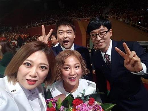 The comedian Park Na-rae was commended by the Minister of Culture and Arts for the Popular Culture and Arts.has released the book.Park Na-rae released two photos on his instagram on the afternoon of the 24th, along with an article entitled #Public Culture and Arts #Thank you # #Yoo Jae-Suk Senior #Jun Hyun-moo #Kim Sook Senior #Park Na-rae.The photo showed Kim Sook, Yoo Jae-Suk, and Jun Hyun-moo, a comedian who met Park Na-rae at the 2018 Popular Culture and Arts Awards held at the Olympic Hall in Bangi-dong, Songpa-gu, Seoul.Each of the four was honored with the Prime Ministers Commendation, the Minister of Culture, the Presidential Commendation, and the Prime Ministers Commendation.In another photo, Park Na-rae is smiling brightly with a trophy, drawing attention.The netizens who came in contact with the photos sent their voices of support such as Nara Kogi, MBC year-end target go, a warm combination even if you look at it and finish light.