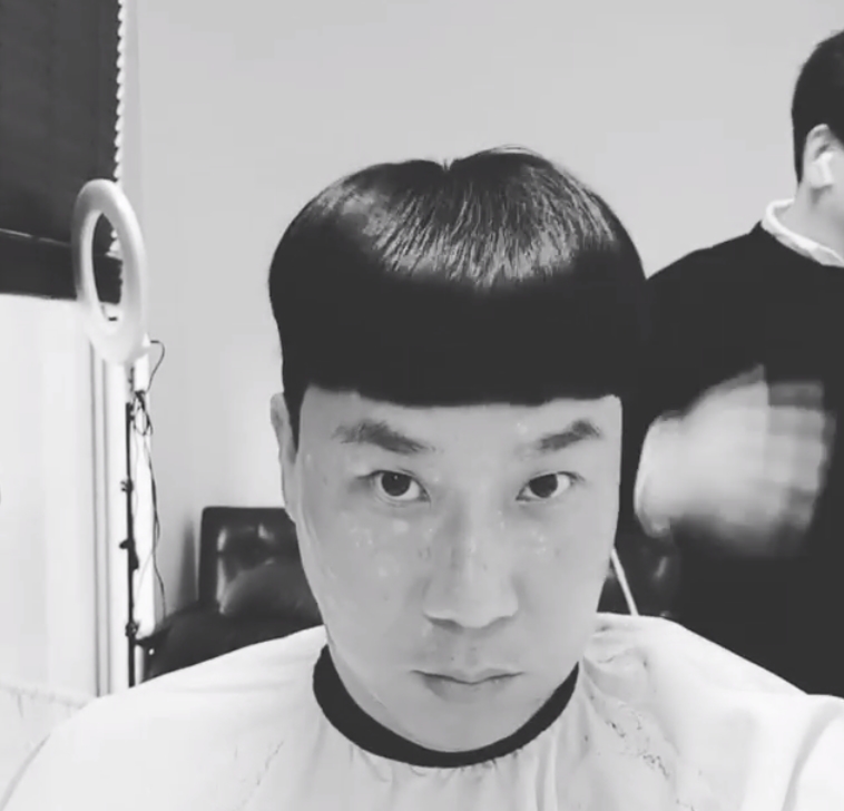 Cap head Lee Sang-min, eye-catching discounts Hair style <p>Lee Sang-min from the group Lula boasts a unique hair style.</p><p>Lee Sang-min posted a short video on his October 24th instinct with Cap head in his instagram.</p><p>Inside the video was Lee Sang-min, who created a short-length, extraordinary Hair style. The hairy style looks like a proud smile.</p><p>The fans who responded to the video responded to Hair is the art and I look young.</p><p>Lee Sang-min is active in various art programs such as JTBC Knowing Bros</p>