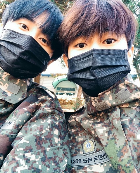 The recent status of Heo Young Saeng and actor Park Ji Bin from the group SS501 has been revealed.Heo Young Saeng wrote on his instagram on October 24, Reserve Forces Joe like the same neighborhood.Reserve Forces was alone and lonely all the time, but the actor Zivin came to my house and took me in my car.So, Jivin actor is buying rice. Oh, yeah!The photo shows Heo Young Saeng and Park Ji Bin in uniform; the two take selfies in masks.Visuals turn on Eye-catching for two people.The fans who responded to the photos responded Reserve Forces, my brother in my memory is still 20 years old, I am well suited to the uniform and It is really time.delay stock