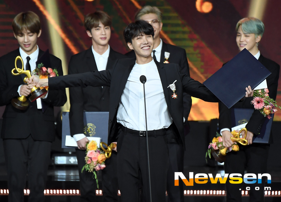 The 2018 South Korea Popular Culture and Arts Award was held at the Olympic Hall in Olympic Park, Songpa-gu, Seoul, at 4:30 pm on October 24.On that day, BTS won the Medal of Culture.The 2018 South Korea Popular Culture and Arts Award Awards, hosted by the Ministry of Culture, Sports and Tourism (Minister Do Jong-hwan) and hosted by the Korea Creative Content Agency (Director Kim Young-joon, hereinafter A congee), will be held by actor Shin Hyun-joon and broadcaster Lee Ji-ae.hereinafter 2018 South Korea Popular Culture and Arts Award winner▲ Medal of Culture (13 people):Hwagwan: BTS (RM (Kim Nam-joon), Jin (Kim Seok-jin), Sugar (Min Yun-ki), Jay Hop (Jung Ho-seok), Bu (Kim Tae-hyung), Ji Min (Park Ji-min), Jungkook (Jeon Jungkook)▲ Presidential Commendation (7 people):▲ Prime Ministers Commendation (eight):▲ Minister of Culture, Sports and Tourism commendation (8):