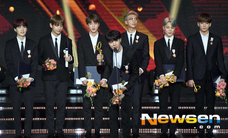 The 2018 South Korea Popular Culture and Arts Award was held at the Olympic Hall in Olympic Park, Songpa-gu, Seoul, at 4:30 pm on October 24.On that day, BTS won the Hwakwan Cultural Medal.The 2018 South Korea Popular Culture and Arts Award Awards, hosted by the Ministry of Culture, Sports and Tourism (Minister Do Jong-hwan) and hosted by the Korea Creative Content Agency (Director Kim Young-joon, hereinafter A congee), will be held by actor Shin Hyun-joon and broadcaster Lee Ji-ae.hereinafter 2018 South Korea Popular Culture and Arts Award winner▲ Medal of Culture (13 people):Hwagwan: BTS (RM (Kim Nam-joon), Jin (Kim Seok-jin), Sugar (Min Yun-ki), Jay Hop (Jung Ho-seok), Bu (Kim Tae-hyung), Ji Min (Park Ji-min), Jungkook (Jeon Jungkook)▲ Presidential Commendation (7 people):▲ Prime Ministers Commendation (eight):▲ Minister of Culture, Sports and Tourism commendation (8):