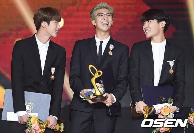Group BTS will give a feeling after winning the Medal of Culture at the 2018 Korea Popular Culture and Arts Awards held at the Olympic Hall Plaza in Bangi-dong, Seoul on the afternoon of the 24th