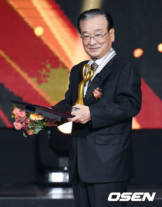 <p>It was acknowledged for the development of pop culture through the awards ceremony of Pop Culture Art Award by Lee Sun-jae, Kim Young-ok, Kim Nam-joo, Yoo Seok-seok, Son Ye-jin, Dark & ​​amp; Wild became the youngest cultural decoration recipient.</p><p>On the afternoon of the 24th, 2018 Pop Culture Art Prize awards ceremony was held at the Olympic Hall Olympic Park in Bangi-dong, Songpa-gu, Seoul. This year is the 9th anniversary of the pop culture arts, a government award ceremony designed to raise the social status of artists and encourage their efforts and achievements.</p><p>At 4:30 pm, the awards ceremony began with the progress of Shin Hyun Jun and Lee Jae Ae. Singer Sophia has been singing The Song of the Wind and the atmosphere of the award ceremony has warmed up from the beginning. In particular, Dark & ​​amp; Every time the Wild members appeared, the audience shouted and added more heat.</p><p>The award categories are cultural decoration, presidential citation, prime minister citation, and commendation from the Minister of Culture, Sports and Tourism. Pop culture Pop culture has contributed to the art development and the spread of Korean Wave. It is targeted for artists and industrial workers. Singer, actor, comedian, voice actor, model, director, PD, writer, lyric composer, staff, producer, planner.</p><p>Jong-Hwan Do, Minister of Culture and Tourism, gives a heartfelt congratulations to the award-winning pop culture artists and their families. Pop culture is a precious art field that has evolved over the entire culture and has been developed for generations. Is already great. </p><p>He added, I want you to be more enthusiastic with your sense of responsibility as a representative artist in Korea. I will help the government to exercise your full potential with pride in the changed media environment.</p><p>First, a commendation was awarded by the Minister of Culture, Sports and Tourism. Kang Dae Young, a band member Kukasutan, musical technology director Kim Mi Kyung, lyricist Kim Na, actor Kim Tae Ri, girl group Red Velvet, comedian Park Jae Rae, and Sungwoo Lee Sun.</p><p>Kuka stent member Hyeon-woo said, I have been banding with curiosity for 18 years and I have been walking slowly and steadily and slowly but steadily, and I have been awarded such a prestigious award.</p><p>Red Velvet said, I am very glad to receive you with my esteemed seniors, and I will be a Red Velvet who will be doing my best in the future. Park said, Thank you so much for winning this award. .</p><p>Kim said, The weight of the contest is big compared to what I do. I will fill the remaining weight with my future work, and Sungwoo Lee got an eye-catching remark with his voice in the animation Pororo. Kim Tae-ryul was inevitably absent from the overseas schedule, and an agency official of the company was awarded a proxy award.</p><p>The Prime Ministers commendation was awarded. Singer Kang San, Sung Woo Kang Hee-sun, comedian Kim Sook, actor Kim Joo-hyuk, actress Son Ye Jin, actress Lee Seon-gyun, broadcaster Jeon Hyun-moo and singer Choi Jin-hee were called to be honored winners. All of them were recognized for their contribution to the development of pop culture.</p><p>Gangsan said, I think that I have been loved so much, but I have given such a prize to an unexpected prize, and I am very grateful and honest, I am always generous and healthy. Kim said, I do not have good fortune. , Song Eun, and Yoo Jae Suk, thank you. </p><p>Kim Joo-hyuk, who was on stage in lieu of Kim Joo-hyuk, said, Kim Joo-hyuk is one year from the actors departure next year. It seems to be a praise that I lived well. I am going to be happy somewhere.</p><p>MC Shin Hyun-jun called Son Ye-jin as the winner and called it his real name Hand-won. Son Ye-jin said, It is the first time I have received an award for my real name. I laughed and said, I think its about not to lose an intention.</p><p>Lee Sun-kyuns is honored and appreciated. Great scripts sseojun bakhaeyoung writers and My Coach, My Uncle to turn all the glory to all the actors and staff hamkkehan start around like a lot of controversy and singing, even though kkutkkutyi haejun acting actor Lee, Ji - Eun. Fries IU It was the best act, and I will be a good adult like Park Dong-hoon. </p><p>Jeon Hyun Moo said, I am grateful, and I have congratulated Park Jae-rae and Yoo Jae-suk together for the first time that I have been recognized by the government. Especially, he said, Dark and Wild is in the waiting room and I am in a bad mood. Nam Jun has been a long time. Ill give you a laugh. </p><p>The Presidential Commendation was given to actor Kim Nam-ju, professor Kim Dongsoo of Dongduk Womens University, acoustic designer Kim Pyung Ho, singer Shim Suhong, comedian Yoo Jae-seok, popular musicians Yoon Sang and Sungwoo Lee Kyungja. Doo Jong-hwan, Minister of Culture, Sports and Tourism, won the acting award instead of President Moon Jae-in.</p><p>Kim Nam-joo said, I will try to reflect and act more deeply as an actor as much as the weight of the prize, and thanks to my husband Kim Seung-woo for his lifelong friendship with the two children who helped me to live fiercely. It was.</p><p>Yoo Jae-suk, who was on the stage with a big applause, said, I am very grateful and I do not know what to do after receiving the big prize. I know what I am going to do. I will laugh to more people. .</p><p>He said, Thank you a little while ago, the second one was born. Thanks to the many people who have borrowed this place and congratulated me on my job, I have not been able to sleep until today. I am so sorry for Na Kyung-eun and I promise not to do that again.</p><p>Fans who packed their seats are Dark & ​​amp; Wild cheered the crowd as he was called the winner of the cultural decoration. All seven members dubbed decoration in my heart. When Kim Dae Jung (RM), Kim Seokjin (Jin), Kim Tae Hyung (Vu), Min Jung Gi (Suga), Park Ji Min (Ji Min), Jeon Jung Kook (Chung Kook) and Jung Ho Suk (Jeh Hop) got the decoration in turn, applause and shout broke out in the audience.</p><p>RM said, I am very grateful, because I am a Dark & ​​amp; Wild Leader, and I am very impressed with all of Amis people. I was proud to have studied and studied, and I was very proud of it.</p><p>I do not know, I do not know, I do not know how to express this in my mind, my family will be proud of me, It is a great honor, and with the heart of the national delegation, I will make Korea known all over the world.</p><p>Ji-min said, The heart is likely to explode, and it seems to me again that this prize is of great significance together with the members and staff of our company members. I will try to give many influences to you, he smiled.</p><p>I am honored to be honored with the honorable teachers, and I am still undervalued to them, and I am grateful to them for giving me more efforts in the future. I will contribute to informing Korean culture in all parts of the world. </p><p>Jay Hop says, It seems to be hoping for a pop culture, happy and grateful, decoration is not light, it is heavy with lots of staffs, blood & sweat of Dark & ​​amp; I hope it will be a great hope, he exclaimed.</p><p>Actor Kim Young-ok puts his cultural decoration on his chest and says, It is the honor of the family. I have come to my feet, and I have been running for sixty years, whatever the station has been in. I do not know how much time will be left. I will. I applauded. In addition, the broadcast artist Kim Ok-young and SBS honorary art director Kim Jung-taek are also holding cultural decoration recipients.</p><p>Kim Min-gi, the president of the school, received the decoration of the museum and said, I will be grateful for the family members and families who are suffering because of me. The folk music god singer, Cho Dong - jin, also held the eunb cultural decoration in the sky.</p><p>Lastly, all the juniors gave a standing ovation to Lee Soon Jae on stage. He said, It was called a fool, and when I saw a foreign actor acting in college, he praised it as an art, and I have not come up to it yet. I will work hard until I can do it. </p><p>He said, I thought Dark & ​​Wild was wearing a combat suit, and I was so handsome, so proud of my Republic of Korea, I can never wear a bulletproof vest, I appreciate my wife who dyed me to look young today. .</p>