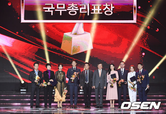 <p>It was acknowledged for the development of pop culture through the awards ceremony of Pop Culture Art Award by Lee Sun-jae, Kim Young-ok, Kim Nam-joo, Yoo Seok-seok, Son Ye-jin, Dark & ​​amp; Wild became the youngest cultural decoration recipient.</p><p>On the afternoon of the 24th, 2018 Pop Culture Art Prize awards ceremony was held at the Olympic Hall Olympic Park in Bangi-dong, Songpa-gu, Seoul. This year is the 9th anniversary of the pop culture arts, a government award ceremony designed to raise the social status of artists and encourage their efforts and achievements.</p><p>At 4:30 pm, the awards ceremony began with the progress of Shin Hyun Jun and Lee Jae Ae. Singer Sophia has been singing The Song of the Wind and the atmosphere of the award ceremony has warmed up from the beginning. In particular, Dark & ​​amp; Every time the Wild members appeared, the audience shouted and added more heat.</p><p>The award categories are cultural decoration, presidential citation, prime minister citation, and commendation from the Minister of Culture, Sports and Tourism. Pop culture Pop culture has contributed to the art development and the spread of Korean Wave. It is targeted for artists and industrial workers. Singer, actor, comedian, voice actor, model, director, PD, writer, lyric composer, staff, producer, planner.</p><p>Jong-Hwan Do, Minister of Culture and Tourism, gives a heartfelt congratulations to the award-winning pop culture artists and their families. Pop culture is a precious art field that has evolved over the entire culture and has been developed for generations. Is already great. </p><p>He added, I want you to be more enthusiastic with your sense of responsibility as a representative artist in Korea. I will help the government to exercise your full potential with pride in the changed media environment.</p><p>First, a commendation was awarded by the Minister of Culture, Sports and Tourism. Kang Dae Young, a band member Kukasutan, musical technology director Kim Mi Kyung, lyricist Kim Na, actor Kim Tae Ri, girl group Red Velvet, comedian Park Jae Rae, and Sungwoo Lee Sun.</p><p>Kuka stent member Hyeon-woo said, I have been banding with curiosity for 18 years and I have been walking slowly and steadily and slowly but steadily, and I have been awarded such a prestigious award.</p><p>Red Velvet said, I am very glad to receive you with my esteemed seniors, and I will be a Red Velvet who will be doing my best in the future. Park said, Thank you so much for winning this award. .</p><p>Kim said, The weight of the contest is big compared to what I do. I will fill the remaining weight with my future work, and Sungwoo Lee got an eye-catching remark with his voice in the animation Pororo. Kim Tae-ryul was inevitably absent from the overseas schedule, and an agency official of the company was awarded a proxy award.</p><p>The Prime Ministers commendation was awarded. Singer Kang San, Sung Woo Kang Hee-sun, comedian Kim Sook, actor Kim Joo-hyuk, actress Son Ye Jin, actress Lee Seon-gyun, broadcaster Jeon Hyun-moo and singer Choi Jin-hee were called to be honored winners. All of them were recognized for their contribution to the development of pop culture.</p><p>Gangsan said, I think that I have been loved so much, but I have given such a prize to an unexpected prize, and I am very grateful and honest, I am always generous and healthy. Kim said, I do not have good fortune. , Song Eun, and Yoo Jae Suk, thank you. </p><p>Kim Joo-hyuk, who was on stage in lieu of Kim Joo-hyuk, said, Kim Joo-hyuk is one year from the actors departure next year. It seems to be a praise that I lived well. I am going to be happy somewhere.</p><p>MC Shin Hyun-jun called Son Ye-jin as the winner and called it his real name Hand-won. Son Ye-jin said, It is the first time I have received an award for my real name. I laughed and said, I think its about not to lose an intention.</p><p>Lee Sun-kyuns is honored and appreciated. Great scripts sseojun bakhaeyoung writers and My Coach, My Uncle to turn all the glory to all the actors and staff hamkkehan start around like a lot of controversy and singing, even though kkutkkutyi haejun acting actor Lee, Ji - Eun. Fries IU It was the best act, and I will be a good adult like Park Dong-hoon. </p><p>Jeon Hyun Moo said, I am grateful, and I have congratulated Park Jae-rae and Yoo Jae-suk together for the first time that I have been recognized by the government. Especially, he said, Dark and Wild is in the waiting room and I am in a bad mood. Nam Jun has been a long time. Ill give you a laugh. </p><p>The Presidential Commendation was given to actor Kim Nam-ju, professor Kim Dongsoo of Dongduk Womens University, acoustic designer Kim Pyung Ho, singer Shim Suhong, comedian Yoo Jae-seok, popular musicians Yoon Sang and Sungwoo Lee Kyungja. Doo Jong-hwan, Minister of Culture, Sports and Tourism, won the acting award instead of President Moon Jae-in.</p><p>Kim Nam-joo said, I will try to reflect and act more deeply as an actor as much as the weight of the prize, and thanks to my husband Kim Seung-woo for his lifelong friendship with the two children who helped me to live fiercely. It was.</p><p>Yoo Jae-suk, who was on the stage with a big applause, said, I am very grateful and I do not know what to do after receiving the big prize. I know what I am going to do. I will laugh to more people. .</p><p>He said, Thank you a little while ago, the second one was born. Thanks to the many people who have borrowed this place and congratulated me on my job, I have not been able to sleep until today. I am so sorry for Na Kyung-eun and I promise not to do that again.</p><p>Fans who packed their seats are Dark & ​​amp; Wild cheered the crowd as he was called the winner of the cultural decoration. All seven members dubbed decoration in my heart. When Kim Dae Jung (RM), Kim Seokjin (Jin), Kim Tae Hyung (Vu), Min Jung Gi (Suga), Park Ji Min (Ji Min), Jeon Jung Kook (Chung Kook) and Jung Ho Suk (Jeh Hop) got the decoration in turn, applause and shout broke out in the audience.</p><p>RM said, I am very grateful, because I am a Dark & ​​amp; Wild Leader, and I am very impressed with all of Amis people. I was proud to have studied and studied, and I was very proud of it.</p><p>I do not know, I do not know, I do not know how to express this in my mind, my family will be proud of me, It is a great honor, and with the heart of the national delegation, I will make Korea known all over the world.</p><p>Ji-min said, The heart is likely to explode, and it seems to me again that this prize is of great significance together with the members and staff of our company members. I will try to give many influences to you, he smiled.</p><p>I am honored to be honored with the honorable teachers, and I am still undervalued to them, and I am grateful to them for giving me more efforts in the future. I will contribute to informing Korean culture in all parts of the world. </p><p>Jay Hop says, It seems to be hoping for a pop culture, happy and grateful, decoration is not light, it is heavy with lots of staffs, blood & sweat of Dark & ​​amp; I hope it will be a great hope, he exclaimed.</p><p>Actor Kim Young-ok puts his cultural decoration on his chest and says, It is the honor of the family. I have come to my feet, and I have been running for sixty years, whatever the station has been in. I do not know how much time will be left. I will. I applauded. In addition, the broadcast artist Kim Ok-young and SBS honorary art director Kim Jung-taek are also holding cultural decoration recipients.</p><p>Kim Min-gi, the president of the school, received the decoration of the museum and said, I will be grateful for the family members and families who are suffering because of me. The folk music god singer, Cho Dong - jin, also held the eunb cultural decoration in the sky.</p><p>Lastly, all the juniors gave a standing ovation to Lee Soon Jae on stage. He said, It was called a fool, and when I saw a foreign actor acting in college, he praised it as an art, and I have not come up to it yet. I will work hard until I can do it. </p><p>He said, I thought Dark & ​​Wild was wearing a combat suit, and I was so handsome, so proud of my Republic of Korea, I can never wear a bulletproof vest, I appreciate my wife who dyed me to look young today. .</p>