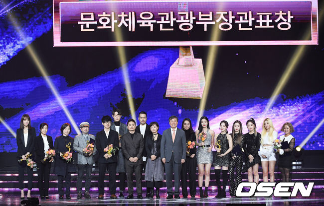 <p>It was acknowledged for the development of pop culture through the awards ceremony of Pop Culture Art Award by Lee Sun-jae, Kim Young-ok, Kim Nam-joo, Yoo Seok-seok, Son Ye-jin, Dark & ​​amp; Wild became the youngest cultural decoration recipient.</p><p>On the afternoon of the 24th, 2018 Pop Culture Art Prize awards ceremony was held at the Olympic Hall Olympic Park in Bangi-dong, Songpa-gu, Seoul. This year is the 9th anniversary of the pop culture arts, a government award ceremony designed to raise the social status of artists and encourage their efforts and achievements.</p><p>At 4:30 pm, the awards ceremony began with the progress of Shin Hyun Jun and Lee Jae Ae. Singer Sophia has been singing The Song of the Wind and the atmosphere of the award ceremony has warmed up from the beginning. In particular, Dark & ​​amp; Every time the Wild members appeared, the audience shouted and added more heat.</p><p>The award categories are cultural decoration, presidential citation, prime minister citation, and commendation from the Minister of Culture, Sports and Tourism. Pop culture Pop culture has contributed to the art development and the spread of Korean Wave. It is targeted for artists and industrial workers. Singer, actor, comedian, voice actor, model, director, PD, writer, lyric composer, staff, producer, planner.</p><p>Jong-Hwan Do, Minister of Culture and Tourism, gives a heartfelt congratulations to the award-winning pop culture artists and their families. Pop culture is a precious art field that has evolved over the entire culture and has been developed for generations. Is already great. </p><p>He added, I want you to be more enthusiastic with your sense of responsibility as a representative artist in Korea. I will help the government to exercise your full potential with pride in the changed media environment.</p><p>First, a commendation was awarded by the Minister of Culture, Sports and Tourism. Kang Dae Young, a band member Kukasutan, musical technology director Kim Mi Kyung, lyricist Kim Na, actor Kim Tae Ri, girl group Red Velvet, comedian Park Jae Rae, and Sungwoo Lee Sun.</p><p>Kuka stent member Hyeon-woo said, I have been banding with curiosity for 18 years and I have been walking slowly and steadily and slowly but steadily, and I have been awarded such a prestigious award.</p><p>Red Velvet said, I am very glad to receive you with my esteemed seniors, and I will be a Red Velvet who will be doing my best in the future. Park said, Thank you so much for winning this award. .</p><p>Kim said, The weight of the contest is big compared to what I do. I will fill the remaining weight with my future work, and Sungwoo Lee got an eye-catching remark with his voice in the animation Pororo. Kim Tae-ryul was inevitably absent from the overseas schedule, and an agency official of the company was awarded a proxy award.</p><p>The Prime Ministers commendation was awarded. Singer Kang San, Sung Woo Kang Hee-sun, comedian Kim Sook, actor Kim Joo-hyuk, actress Son Ye Jin, actress Lee Seon-gyun, broadcaster Jeon Hyun-moo and singer Choi Jin-hee were called to be honored winners. All of them were recognized for their contribution to the development of pop culture.</p><p>Gangsan said, I think that I have been loved so much, but I have given such a prize to an unexpected prize, and I am very grateful and honest, I am always generous and healthy. Kim said, I do not have good fortune. , Song Eun, and Yoo Jae Suk, thank you. </p><p>Kim Joo-hyuk, who was on stage in lieu of Kim Joo-hyuk, said, Kim Joo-hyuk is one year from the actors departure next year. It seems to be a praise that I lived well. I am going to be happy somewhere.</p><p>MC Shin Hyun-jun called Son Ye-jin as the winner and called it his real name Hand-won. Son Ye-jin said, It is the first time I have received an award for my real name. I laughed and said, I think its about not to lose an intention.</p><p>Lee Sun-kyuns is honored and appreciated. Great scripts sseojun bakhaeyoung writers and My Coach, My Uncle to turn all the glory to all the actors and staff hamkkehan start around like a lot of controversy and singing, even though kkutkkutyi haejun acting actor Lee, Ji - Eun. Fries IU It was the best act, and I will be a good adult like Park Dong-hoon. </p><p>Jeon Hyun Moo said, I am grateful, and I have congratulated Park Jae-rae and Yoo Jae-suk together for the first time that I have been recognized by the government. Especially, he said, Dark and Wild is in the waiting room and I am in a bad mood. Nam Jun has been a long time. Ill give you a laugh. </p><p>The Presidential Commendation was given to actor Kim Nam-ju, professor Kim Dongsoo of Dongduk Womens University, acoustic designer Kim Pyung Ho, singer Shim Suhong, comedian Yoo Jae-seok, popular musicians Yoon Sang and Sungwoo Lee Kyungja. Doo Jong-hwan, Minister of Culture, Sports and Tourism, won the acting award instead of President Moon Jae-in.</p><p>Kim Nam-joo said, I will try to reflect and act more deeply as an actor as much as the weight of the prize, and thanks to my husband Kim Seung-woo for his lifelong friendship with the two children who helped me to live fiercely. It was.</p><p>Yoo Jae-suk, who was on the stage with a big applause, said, I am very grateful and I do not know what to do after receiving the big prize. I know what I am going to do. I will laugh to more people. .</p><p>He said, Thank you a little while ago, the second one was born. Thanks to the many people who have borrowed this place and congratulated me on my job, I have not been able to sleep until today. I am so sorry for Na Kyung-eun and I promise not to do that again.</p><p>Fans who packed their seats are Dark & ​​amp; Wild cheered the crowd as he was called the winner of the cultural decoration. All seven members dubbed decoration in my heart. When Kim Dae Jung (RM), Kim Seokjin (Jin), Kim Tae Hyung (Vu), Min Jung Gi (Suga), Park Ji Min (Ji Min), Jeon Jung Kook (Chung Kook) and Jung Ho Suk (Jeh Hop) got the decoration in turn, applause and shout broke out in the audience.</p><p>RM said, I am very grateful, because I am a Dark & ​​amp; Wild Leader, and I am very impressed with all of Amis people. I was proud to have studied and studied, and I was very proud of it.</p><p>I do not know, I do not know, I do not know how to express this in my mind, my family will be proud of me, It is a great honor, and with the heart of the national delegation, I will make Korea known all over the world.</p><p>Ji-min said, The heart is likely to explode, and it seems to me again that this prize is of great significance together with the members and staff of our company members. I will try to give many influences to you, he smiled.</p><p>I am honored to be honored with the honorable teachers, and I am still undervalued to them, and I am grateful to them for giving me more efforts in the future. I will contribute to informing Korean culture in all parts of the world. </p><p>Jay Hop says, It seems to be hoping for a pop culture, happy and grateful, decoration is not light, it is heavy with lots of staffs, blood & sweat of Dark & ​​amp; I hope it will be a great hope, he exclaimed.</p><p>Actor Kim Young-ok puts his cultural decoration on his chest and says, It is the honor of the family. I have come to my feet, and I have been running for sixty years, whatever the station has been in. I do not know how much time will be left. I will. I applauded. In addition, the broadcast artist Kim Ok-young and SBS honorary art director Kim Jung-taek are also holding cultural decoration recipients.</p><p>Kim Min-gi, the president of the school, received the decoration of the museum and said, I will be grateful for the family members and families who are suffering because of me. The folk music god singer, Cho Dong - jin, also held the eunb cultural decoration in the sky.</p><p>Lastly, all the juniors gave a standing ovation to Lee Soon Jae on stage. He said, It was called a fool, and when I saw a foreign actor acting in college, he praised it as an art, and I have not come up to it yet. I will work hard until I can do it. </p><p>He said, I thought Dark & ​​Wild was wearing a combat suit, and I was so handsome, so proud of my Republic of Korea, I can never wear a bulletproof vest, I appreciate my wife who dyed me to look young today. .</p>