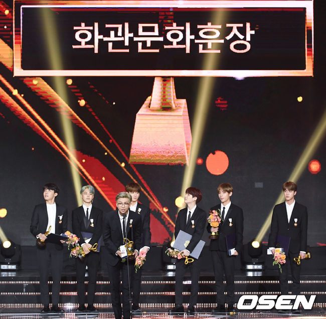BTS to Lee Soon Jae and Yoo Jae Suk Pop culture prize decoration + prizes ★ <p>It was acknowledged for the development of pop culture through the awards ceremony of Pop Culture Art Award by Lee Sun-jae, Kim Young-ok, Kim Nam-joo, Yoo Seok-seok, Son Ye-jin, Dark & amp; Wild became the youngest cultural decoration recipient.</p><p>On the afternoon of the 24th, 2018 Pop Culture Art Prize awards ceremony was held at the Olympic Hall Olympic Park in Bangi-dong, Songpa-gu, Seoul. This year is the 9th anniversary of the pop culture arts, a government award ceremony designed to raise the social status of artists and encourage their efforts and achievements.</p><p>At 4:30 pm, the awards ceremony began with the progress of Shin Hyun Jun and Lee Jae Ae. Singer Sophia has been singing The Song of the Wind and the atmosphere of the award ceremony has warmed up from the beginning. In particular, Dark & amp; Every time the Wild members appeared, the audience shouted and added more heat.</p><p>The award categories are cultural decoration, presidential citation, prime minister citation, and commendation from the Minister of Culture, Sports and Tourism. Pop culture Pop culture has contributed to the art development and the spread of Korean Wave. It is targeted for artists and industrial workers. Singer, actor, comedian, voice actor, model, director, PD, writer, lyric composer, staff, producer, planner.</p><p>Jong-Hwan Do, Minister of Culture and Tourism, gives a heartfelt congratulations to the award-winning pop culture artists and their families. Pop culture is a precious art field that has evolved over the entire culture and has been developed for generations. Is already great. </p><p>He added, I want you to be more enthusiastic with your sense of responsibility as a representative artist in Korea. I will help the government to exercise your full potential with pride in the changed media environment.</p><p>First, a commendation was awarded by the Minister of Culture, Sports and Tourism. Kang Dae Young, a band member Kukasutan, musical technology director Kim Mi Kyung, lyricist Kim Na, actor Kim Tae Ri, girl group Red Velvet, comedian Park Jae Rae, and Sungwoo Lee Sun.</p><p>Kuka stent member Hyeon-woo said, I have been banding with curiosity for 18 years and I have been walking slowly and steadily and slowly but steadily, and I have been awarded such a prestigious award.</p><p>Red Velvet said, I am very glad to receive you with my esteemed seniors, and I will be a Red Velvet who will be doing my best in the future. Park said, Thank you so much for winning this award. .</p><p>Kim said, The weight of the contest is big compared to what I do. I will fill the remaining weight with my future work, and Sungwoo Lee got an eye-catching remark with his voice in the animation Pororo. Kim Tae-ryul was inevitably absent from the overseas schedule, and an agency official of the company was awarded a proxy award.</p><p>The Prime Ministers commendation was awarded. Singer Kang San, Sung Woo Kang Hee-sun, comedian Kim Sook, actor Kim Joo-hyuk, actress Son Ye Jin, actress Lee Seon-gyun, broadcaster Jeon Hyun-moo and singer Choi Jin-hee were called to be honored winners. All of them were recognized for their contribution to the development of pop culture.</p><p>Gangsan said, I think that I have been loved so much, but I have given such a prize to an unexpected prize, and I am very grateful and honest, I am always generous and healthy. Kim said, I do not have good fortune. , Song Eun, and Yoo Jae Suk, thank you. </p><p>Kim Joo-hyuk, who was on stage in lieu of Kim Joo-hyuk, said, Kim Joo-hyuk is one year from the actors departure next year. It seems to be a praise that I lived well. I am going to be happy somewhere.</p><p>MC Shin Hyun-jun called Son Ye-jin as the winner and called it his real name Hand-won. Son Ye-jin said, It is the first time I have received an award for my real name. I laughed and said, I think its about not to lose an intention.</p><p>Lee Sun-kyuns is honored and appreciated. Great scripts sseojun bakhaeyoung writers and My Coach, My Uncle to turn all the glory to all the actors and staff hamkkehan start around like a lot of controversy and singing, even though kkutkkutyi haejun acting actor Lee, Ji - Eun. Fries IU It was the best act, and I will be a good adult like Park Dong-hoon. </p><p>Jeon Hyun Moo said, I am grateful, and I have congratulated Park Jae-rae and Yoo Jae-suk together for the first time that I have been recognized by the government. Especially, he said, Dark and Wild is in the waiting room and I am in a bad mood. Nam Jun has been a long time. Ill give you a laugh. </p><p>The Presidential Commendation was given to actor Kim Nam-ju, professor Kim Dongsoo of Dongduk Womens University, acoustic designer Kim Pyung Ho, singer Shim Suhong, comedian Yoo Jae-seok, popular musicians Yoon Sang and Sungwoo Lee Kyungja. Doo Jong-hwan, Minister of Culture, Sports and Tourism, won the acting award instead of President Moon Jae-in.</p><p>Kim Nam-joo said, I will try to reflect and act more deeply as an actor as much as the weight of the prize, and thanks to my husband Kim Seung-woo for his lifelong friendship with the two children who helped me to live fiercely. It was.</p><p>Yoo Jae-suk, who was on the stage with a big applause, said, I am very grateful and I do not know what to do after receiving the big prize. I know what I am going to do. I will laugh to more people. .</p><p>He said, Thank you a little while ago, the second one was born. Thanks to the many people who have borrowed this place and congratulated me on my job, I have not been able to sleep until today. I am so sorry for Na Kyung-eun and I promise not to do that again.</p><p>Fans who packed their seats are Dark & amp; Wild cheered the crowd as he was called the winner of the cultural decoration. All seven members dubbed decoration in my heart. When Kim Dae Jung (RM), Kim Seokjin (Jin), Kim Tae Hyung (Vu), Min Jung Gi (Suga), Park Ji Min (Ji Min), Jeon Jung Kook (Chung Kook) and Jung Ho Suk (Jeh Hop) got the decoration in turn, applause and shout broke out in the audience.</p><p>RM said, I am very grateful, because I am a Dark & amp; Wild Leader, and I am very impressed with all of Amis people. I was proud to have studied and studied, and I was very proud of it.</p><p>I do not know, I do not know, I do not know how to express this in my mind, my family will be proud of me, It is a great honor, and with the heart of the national delegation, I will make Korea known all over the world.</p><p>Ji-min said, The heart is likely to explode, and it seems to me again that this prize is of great significance together with the members and staff of our company members. I will try to give many influences to you, he smiled.</p><p>I am honored to be honored with the honorable teachers, and I am still undervalued to them, and I am grateful to them for giving me more efforts in the future. I will contribute to informing Korean culture in all parts of the world. </p><p>Jay Hop says, It seems to be hoping for a pop culture, happy and grateful, decoration is not light, it is heavy with lots of staffs, blood & sweat of Dark & amp; I hope it will be a great hope, he exclaimed.</p><p>Actor Kim Young-ok puts his cultural decoration on his chest and says, It is the honor of the family. I have come to my feet, and I have been running for sixty years, whatever the station has been in. I do not know how much time will be left. I will. I applauded. In addition, the broadcast artist Kim Ok-young and SBS honorary art director Kim Jung-taek are also holding cultural decoration recipients.</p><p>Kim Min-gi, the president of the school, received the decoration of the museum and said, I will be grateful for the family members and families who are suffering because of me. The folk music god singer, Cho Dong - jin, also held the eunb cultural decoration in the sky.</p><p>Lastly, all the juniors gave a standing ovation to Lee Soon Jae on stage. He said, It was called a fool, and when I saw a foreign actor acting in college, he praised it as an art, and I have not come up to it yet. I will work hard until I can do it. </p><p>He said, I thought Dark & Wild was wearing a combat suit, and I was so handsome, so proud of my Republic of Korea, I can never wear a bulletproof vest, I appreciate my wife who dyed me to look young today. .</p>