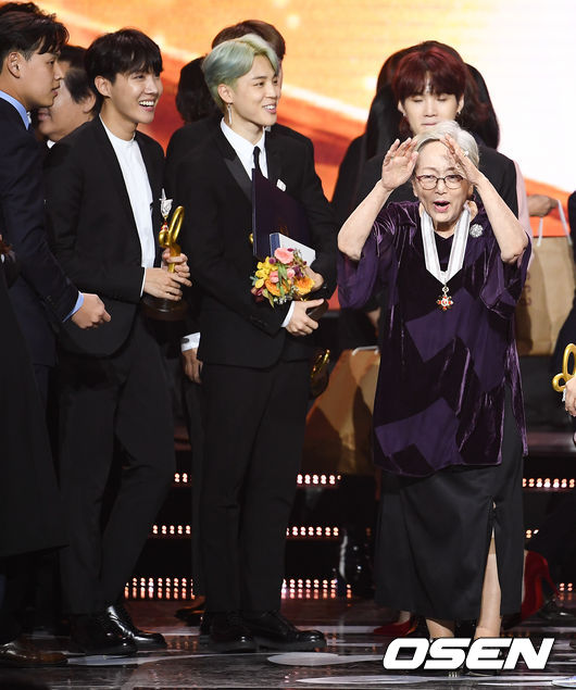 Actor Kim Young-ok gestures to his Family to take pictures with BTS at the 2018 Korea Popular Culture and Arts Awards held at the Olympic Hall Plaza in Bangi-dong, Seoul on the afternoon of the 24th.