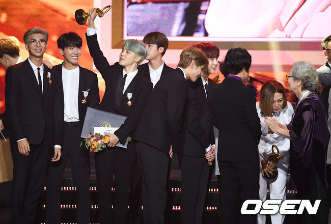 BTS to Lee Soon Jae and Yoo Jae Suk Pop culture prize decoration + prizes ★ <p>It was acknowledged for the development of pop culture through the awards ceremony of Pop Culture Art Award by Lee Sun-jae, Kim Young-ok, Kim Nam-joo, Yoo Seok-seok, Son Ye-jin, Dark & amp; Wild became the youngest cultural decoration recipient.</p><p>On the afternoon of the 24th, 2018 Pop Culture Art Prize awards ceremony was held at the Olympic Hall Olympic Park in Bangi-dong, Songpa-gu, Seoul. This year is the 9th anniversary of the pop culture arts, a government award ceremony designed to raise the social status of artists and encourage their efforts and achievements.</p><p>At 4:30 pm, the awards ceremony began with the progress of Shin Hyun Jun and Lee Jae Ae. Singer Sophia has been singing The Song of the Wind and the atmosphere of the award ceremony has warmed up from the beginning. In particular, Dark & amp; Every time the Wild members appeared, the audience shouted and added more heat.</p><p>The award categories are cultural decoration, presidential citation, prime minister citation, and commendation from the Minister of Culture, Sports and Tourism. Pop culture Pop culture has contributed to the art development and the spread of Korean Wave. It is targeted for artists and industrial workers. Singer, actor, comedian, voice actor, model, director, PD, writer, lyric composer, staff, producer, planner.</p><p>Jong-Hwan Do, Minister of Culture and Tourism, gives a heartfelt congratulations to the award-winning pop culture artists and their families. Pop culture is a precious art field that has evolved over the entire culture and has been developed for generations. Is already great. </p><p>He added, I want you to be more enthusiastic with your sense of responsibility as a representative artist in Korea. I will help the government to exercise your full potential with pride in the changed media environment.</p><p>First, a commendation was awarded by the Minister of Culture, Sports and Tourism. Kang Dae Young, a band member Kukasutan, musical technology director Kim Mi Kyung, lyricist Kim Na, actor Kim Tae Ri, girl group Red Velvet, comedian Park Jae Rae, and Sungwoo Lee Sun.</p><p>Kuka stent member Hyeon-woo said, I have been banding with curiosity for 18 years and I have been walking slowly and steadily and slowly but steadily, and I have been awarded such a prestigious award.</p><p>Red Velvet said, I am very glad to receive you with my esteemed seniors, and I will be a Red Velvet who will be doing my best in the future. Park said, Thank you so much for winning this award. .</p><p>Kim said, The weight of the contest is big compared to what I do. I will fill the remaining weight with my future work, and Sungwoo Lee got an eye-catching remark with his voice in the animation Pororo. Kim Tae-ryul was inevitably absent from the overseas schedule, and an agency official of the company was awarded a proxy award.</p><p>The Prime Ministers commendation was awarded. Singer Kang San, Sung Woo Kang Hee-sun, comedian Kim Sook, actor Kim Joo-hyuk, actress Son Ye Jin, actress Lee Seon-gyun, broadcaster Jeon Hyun-moo and singer Choi Jin-hee were called to be honored winners. All of them were recognized for their contribution to the development of pop culture.</p><p>Gangsan said, I think that I have been loved so much, but I have given such a prize to an unexpected prize, and I am very grateful and honest, I am always generous and healthy. Kim said, I do not have good fortune. , Song Eun, and Yoo Jae Suk, thank you. </p><p>Kim Joo-hyuk, who was on stage in lieu of Kim Joo-hyuk, said, Kim Joo-hyuk is one year from the actors departure next year. It seems to be a praise that I lived well. I am going to be happy somewhere.</p><p>MC Shin Hyun-jun called Son Ye-jin as the winner and called it his real name Hand-won. Son Ye-jin said, It is the first time I have received an award for my real name. I laughed and said, I think its about not to lose an intention.</p><p>Lee Sun-kyuns is honored and appreciated. Great scripts sseojun bakhaeyoung writers and My Coach, My Uncle to turn all the glory to all the actors and staff hamkkehan start around like a lot of controversy and singing, even though kkutkkutyi haejun acting actor Lee, Ji - Eun. Fries IU It was the best act, and I will be a good adult like Park Dong-hoon. </p><p>Jeon Hyun Moo said, I am grateful, and I have congratulated Park Jae-rae and Yoo Jae-suk together for the first time that I have been recognized by the government. Especially, he said, Dark and Wild is in the waiting room and I am in a bad mood. Nam Jun has been a long time. Ill give you a laugh. </p><p>The Presidential Commendation was given to actor Kim Nam-ju, professor Kim Dongsoo of Dongduk Womens University, acoustic designer Kim Pyung Ho, singer Shim Suhong, comedian Yoo Jae-seok, popular musicians Yoon Sang and Sungwoo Lee Kyungja. Doo Jong-hwan, Minister of Culture, Sports and Tourism, won the acting award instead of President Moon Jae-in.</p><p>Kim Nam-joo said, I will try to reflect and act more deeply as an actor as much as the weight of the prize, and thanks to my husband Kim Seung-woo for his lifelong friendship with the two children who helped me to live fiercely. It was.</p><p>Yoo Jae-suk, who was on the stage with a big applause, said, I am very grateful and I do not know what to do after receiving the big prize. I know what I am going to do. I will laugh to more people. .</p><p>He said, Thank you a little while ago, the second one was born. Thanks to the many people who have borrowed this place and congratulated me on my job, I have not been able to sleep until today. I am so sorry for Na Kyung-eun and I promise not to do that again.</p><p>Fans who packed their seats are Dark & amp; Wild cheered the crowd as he was called the winner of the cultural decoration. All seven members dubbed decoration in my heart. When Kim Dae Jung (RM), Kim Seokjin (Jin), Kim Tae Hyung (Vu), Min Jung Gi (Suga), Park Ji Min (Ji Min), Jeon Jung Kook (Chung Kook) and Jung Ho Suk (Jeh Hop) got the decoration in turn, applause and shout broke out in the audience.</p><p>RM said, I am very grateful, because I am a Dark & amp; Wild Leader, and I am very impressed with all of Amis people. I was proud to have studied and studied, and I was very proud of it.</p><p>I do not know, I do not know, I do not know how to express this in my mind, my family will be proud of me, It is a great honor, and with the heart of the national delegation, I will make Korea known all over the world.</p><p>Ji-min said, The heart is likely to explode, and it seems to me again that this prize is of great significance together with the members and staff of our company members. I will try to give many influences to you, he smiled.</p><p>I am honored to be honored with the honorable teachers, and I am still undervalued to them, and I am grateful to them for giving me more efforts in the future. I will contribute to informing Korean culture in all parts of the world. </p><p>Jay Hop says, It seems to be hoping for a pop culture, happy and grateful, decoration is not light, it is heavy with lots of staffs, blood & sweat of Dark & amp; I hope it will be a great hope, he exclaimed.</p><p>Actor Kim Young-ok puts his cultural decoration on his chest and says, It is the honor of the family. I have come to my feet, and I have been running for sixty years, whatever the station has been in. I do not know how much time will be left. I will. I applauded. In addition, the broadcast artist Kim Ok-young and SBS honorary art director Kim Jung-taek are also holding cultural decoration recipients.</p><p>Kim Min-gi, the president of the school, received the decoration of the museum and said, I will be grateful for the family members and families who are suffering because of me. The folk music god singer, Cho Dong - jin, also held the eunb cultural decoration in the sky.</p><p>Lastly, all the juniors gave a standing ovation to Lee Soon Jae on stage. He said, It was called a fool, and when I saw a foreign actor acting in college, he praised it as an art, and I have not come up to it yet. I will work hard until I can do it. </p><p>He said, I thought Dark & Wild was wearing a combat suit, and I was so handsome, so proud of my Republic of Korea, I can never wear a bulletproof vest, I appreciate my wife who dyed me to look young today. .</p>