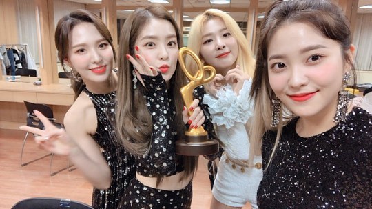 Group Red Velvet gave a commendation from the Minister of Culture, Sports and Tourism for the 2018 Popular Culture Art Prize.Red Velvet said on the official Instagram on the 24th, I am honored at the 2018 Popular Culture Art Prize, and Red Velvet received the Minister of Culture, Sports and Tourism commendation!It was a very meaningful day to be awarded with great seniors. Red Velvet with responsibility and good influence! Thanks for the award, Rubys.Finally, all the teachers who were rewarded, I congratulate you. Meanwhile, Red Velvet received a commendation from the Minister of Culture, Sports and Tourism at the 2018 Popular Culture Art Prize ceremony held at the Olympic Hall in Bangi-dong, Songpa-gu, Seoul on the afternoon of the 24th.red velvet Instagram