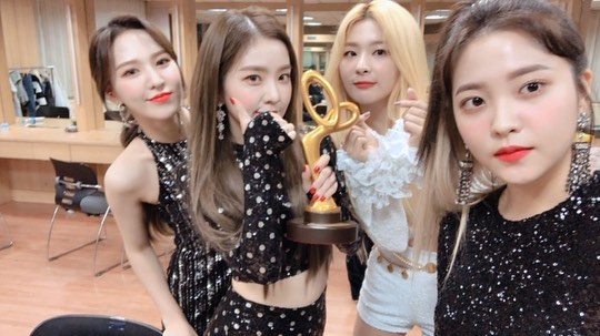 Group Red Velvet gave a commendation from the Minister of Culture, Sports and Tourism for the 2018 Popular Culture Art Prize.Red Velvet said on the official Instagram on the 24th, I am honored at the 2018 Popular Culture Art Prize, and Red Velvet received the Minister of Culture, Sports and Tourism commendation!It was a very meaningful day to be awarded with great seniors. Red Velvet with responsibility and good influence! Thanks for the award, Rubys.Finally, all the teachers who were rewarded, I congratulate you. Meanwhile, Red Velvet received a commendation from the Minister of Culture, Sports and Tourism at the 2018 Popular Culture Art Prize ceremony held at the Olympic Hall in Bangi-dong, Songpa-gu, Seoul on the afternoon of the 24th.red velvet Instagram