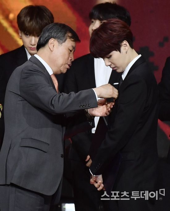 Group BTS Suga is awarding the Medal of Culture at the 2018 Korea Popular Culture and Arts Award held at the Olympic Hall in Olympic Park, Bangi-dong, Seoul on the afternoon of the 24th.October 24, 2018.