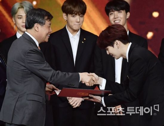 Group BTS Suga is awarding the Medal of Culture at the 2018 Korea Popular Culture and Arts Award held at the Olympic Hall in Olympic Park, Bangi-dong, Seoul on the afternoon of the 24th.October 24, 2018.