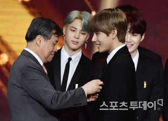 Group BTS V is awarding the Medal of Culture at the 2018 Korea Popular Culture and Arts Award held at the Olympic Hall in Olympic Park, Bangi-dong, Seoul on the afternoon of the 24th.October 24, 2018.
