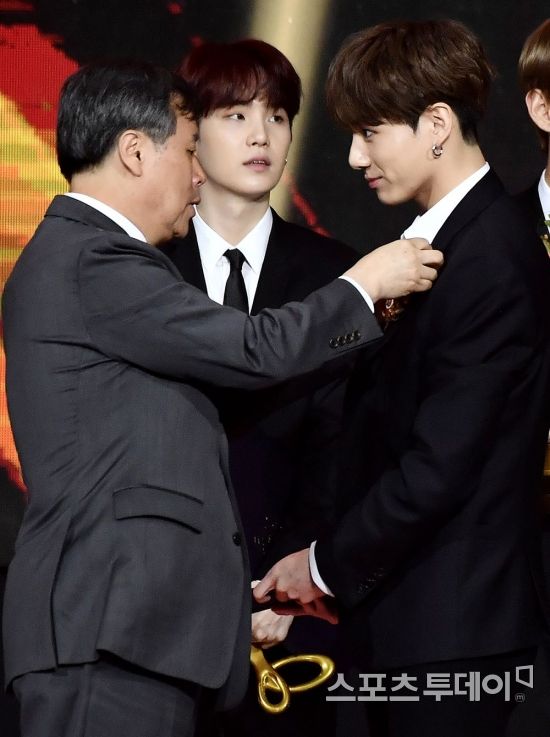 Group BTS Jungkook is awarding the Medal of Culture at the 2018 Korea Popular Culture and Arts Award held at the Olympic Hall in Bangi-dong, Seoul on the afternoon of the 24th.October 24, 2018.
