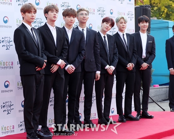 Idol group BTS (RM, Sugar, Jean, Jay Hop, Ji Min, Bhu, and Jung Kook) was awarded a medal by the government along with Actor Lee Soon-jae and Kim Young-ok and was recognized for their contribution to the development of popular culture.On the afternoon of the 24th, the awards ceremony was held at the Olympic Hall in Songpa-gu Olympic Park.The awards ceremony was attended by Korean Artists Welfare Foundation, which informed Korea and overseas about Korean pop culture.As well as the elder actor, the musician, Idol group, gathered together.The awards ceremony for the popular culture award was recognized by the Korean Artists Welfare Foundation through the Presidential Citation, the Prime Ministers Citation, and the Minister of Culture, Sports and Tourism.BTS received the Medal of Culture; all members attended, adding to the significance of the awards ceremony.BTS has become a global idol group with great interest overseas since the release of the repackage album LOVE YOURSELF Answer on August 24th.It has become popular beyond Korea, including the top spot on the Billboard chart 200.In addition, he continued to tour in North America and Europe, and he did a great job of informing the world of Korean culture.He also made a speech at the UN General Assembly and achieved the achievement of doing what the Korean idol group did not do.In addition, the elder Actor Lee Soon-jae received the Silver Medal of Culture at the awards ceremony of the Popular Culture and Arts Awards.In addition to Lee Soon-jae, singer-songwriter Kim Min-ki and singer Cho Dong-jin also made their name in the silver medal.Actor Kim Young-ok, broadcasting writer Kim Ok-young, and SBS honorary arts director Kim Jung Taek were selected as the storage culture medal.BTS was then awarded the Medal of Culture.The Presidential Commendation was selected by Yoo Jae-seok, a national MC, and singer Shim Soo-bong, Yoon Sang Actor Kim Nam-joo, Sung Woo Lee Kyung-ja, Dongduk Womens University professor Kim Dong-soo and sound designer Kim Pyeong-ho.The prime ministers commendation was received by Sung Woo Kang Hee Sun, Actor Lee Sun Kyun, Son Ye Jin and Ko Kim Joo Hyuk, singer Choi Jin Hee, Kangsan, gag woman Kim Sook and broadcaster Jeon Hyun Moo.Meanwhile, it is a government award system for the Korean Artists Welfare Foundation, which is designed to raise the social status of the Korean Artists Welfare Foundation and encourage their efforts and achievements.List of winners of the 2018 South Korea Popular Culture and Arts Awards2018 South Korea Popular Culture and Arts Awards