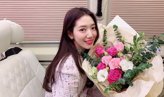 Park Shin-hye posted a picture on his 24th day with an article entitled Meet you again and soon See you soon on his instagram.In the open photo, Park Shin-hye is smiling with a bouquet, especially next to the bouquet, attracting the attention of those who show off their unchanging beauty.Many netizens who responded to this responded such as The flower is holding the flower, It is pretty, The world lives alone.On the other hand, Park Shin-hye will appear as Chung Hee-ju in the cable channel tvN Toil Drama Memories of Alhambra Palace which is broadcasted in December.Memories of the Palace of Alhambra is a work that depicts the story of Yoo Jin-woo (Hyun Bin), the head of an investment company, visiting Granada, Spain as a business and being caught up in a strange event as he stays in an old hostel run by Chung Hee-ju.