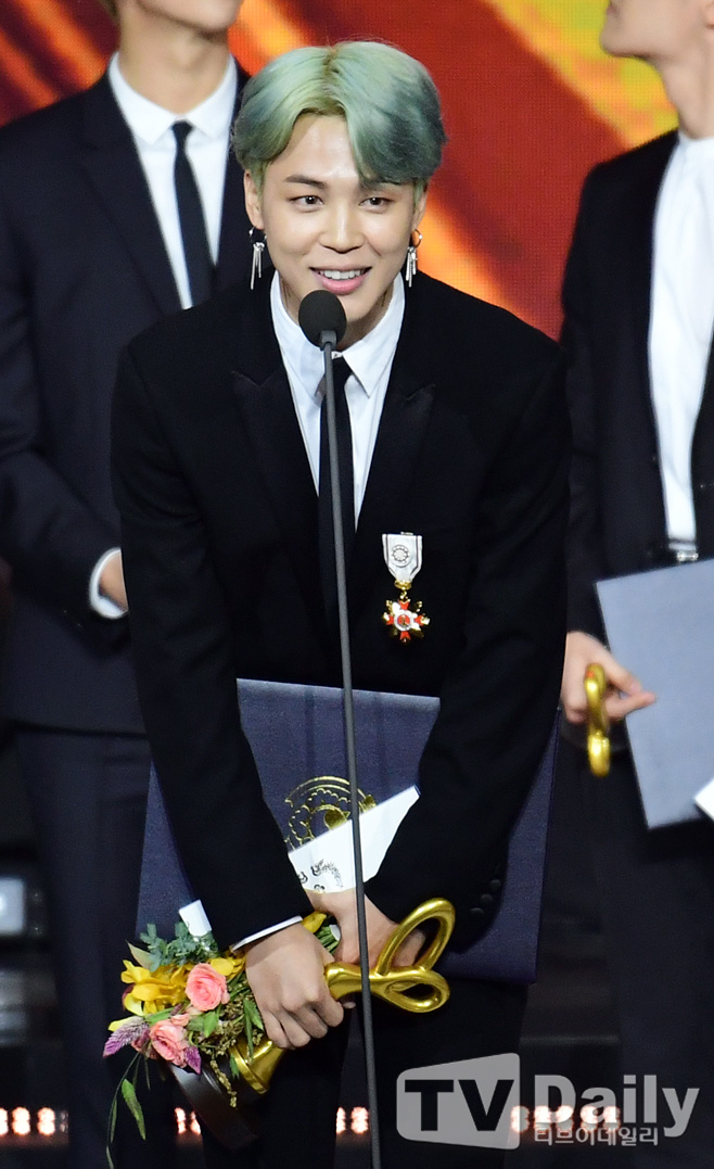 The 2018 South Korea Pop Culture Arts Awards ceremony was held at the Seoul Olympic Park, Seoul, on the afternoon of the 24th.On this day, BTS Jimin gave the Cultural Medal of Honor award.The South Korea Pop Culture Arts Award is a government award system created to enhance the social status of Pop culture and art, Pop culture and the creative motivation of artists.This year, 36 (teams) will be awarded, including 13 cultural medals, 7 Presidential Citations, 8 Prime Minister Citations, and 8 Minister of Culture, Sports and Tourism (teams).The following awards are the 2018 South Korea Pop Culture Arts Award.▲ Cultural Medal of Merit = Kim Min Ki, Lee Soon Jae, late Cho Dong Jin▲ Keeping the Order of Culture = Kim Young-ok, Kim Ok-young, Kim Jung-taek▲ Cultural Medal Hwakwan = BTS (Jin, Sugar, Jay Hop, RM, Jimin, Vu, Jungkook)▲ Presidential Commendation = Kim Nam-joo, Kim Dong-soo, late Kim Beul-rae, Shim Soo-bong, Yoo Jae-seok,▲ Prime Ministers Commendation = Kangsan, Kang Hee-sun, Kim Sook, late Kim Joo-hyuk, Son Ye-jin, Lee Sun-gyun, Jeon Hyun-moo, Choi Jin-hee▲ Minister of Culture, Sports and Tourism Recognition = Kang Dae-young, Kukasuten, Kim Mi-kyung, Kim Na-na, Kim Tae-ri, Red Velvet, Park Na-rae,2018 South Korea Pop Culture Arts Award