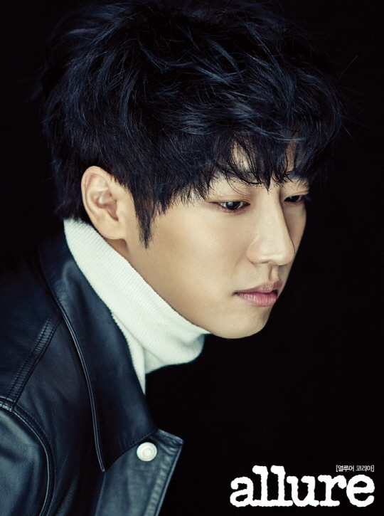 The November issue of the actor Lee Sang-yeob and Allure Korea was released.This concept, which is called Black of Lee Sang-yeob, combines a black leather jacket and Lee Sang-yeobs delicate and deep eyes, which emits sexy and masculine charm.He is melting The Earrings of Madame de... with his visuals that have been flooded these days, and he is the back door that made the field staff heartbeat with the overwhelming presence and visuals that brighten the eyes even on the set.In the additional cut, the stripe sweater of the calm mono brown ton showed the gentle autumn mans charm and showed off his charm as colorful as his pencil.In an interview after shooting, he told the behind-the-scenes of his new film, The Neighbors, the drama Top Star Yoo Baek Lee, and the deep story as an actor.Detailed interviews and photos can be found in the November issue of Allure Korea.Meanwhile, Lee Sang-yeob is signaling a major success in the second half of this year.Starting with the release of the movie Neighbors on November 7, the TVN drama Top Star Yoo Baek Lee, which will be broadcasted on November 16, will catch viewers by going to the screen and the CRT.