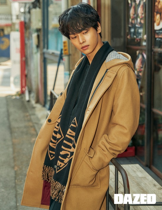 The male group VIXX N showed a free and imposing charm in casual style.Fashion magazine Days released a picture of N and Lacoste Love Live! in the November issue.N attracts attention by digesting the FW 18 winter item of Lacoste Love Live!, which contains retro sensibility in the 90s.In the picture, he made winter fashion using winter must-have outer item such as duffle coat, padding, casual jumper.N transformed into a stylish winter man with a warm carmel coloured hoodie duffel coat, black sweatshirt and scarf.He also layered a beige long down padding jacket, turtleneck sweater, and check bomber jacket to complete the mens down casual look.In addition, a variety of Lacoste Love Lives, including a check bomber jacket, a red color sweatshirt, and a padding jacket with a unique cloud pattern!In particular, N has raised the fashion index with body bags and hats, and predicted the next generation fashionista.The picture with N and Lacoste Love Live! will be released in the November issue of the Days. Lacoste Love Live!You can meet at stores and flagship stores.