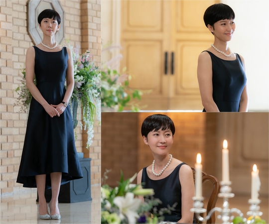 The steel cut of SKY Castle Actor Yum Jung-ah was first unveiled; the visual of Yum Jung-ah, which is all perfect, adds anticipation to the new transform.JTBCs new gilt drama SKY Castle (playplay by Yoo Hyun-mi/directed by Cho Hyun-tak/produced HB Entertainment, Drama House), which is scheduled to be broadcasted in November, is a real comic satire that scrutinizes the desperate desires of wives from prestigious families who want to raise their children as kings and princesses in SKY Castle, where the top 0.1 percent of Korea live together.It is a work that is attracting attention as a meeting of JTBC Black Comedy who believes and believes in the leading actors who have raised the topic from casting public.Han Seo-jin (Yum Jung-ah), the first protagonist who opened the door of SKY Castle, where they live in the first teaser video released on the 19th.She dressed up in a simple but elegant black dress and announced her brilliant start with her dignified steps and elegant voice.Yum Jung-ahs unique aura, which takes control of the screen even in a short moment, was enough to raise both the curiosity and expectation of SKY Castle.The still cut, which was released on the 25th, also catches the eye with a unique atmosphere.Yum Jung-ah, who transformed into a perfect Han Seo-jin role with her two daughters childrens education and her husbands inner circle, is welcoming guests at the party with a more sparkling look than a pearl necklace.Her relaxed appearance reveals the position of Seojin, who is attracting attention as a grand prize of envy even among 0.1% of SKY Castle.Aura, who can not be seen from afar, makes people more curious about the story of Seojin, who is hiding secrets that others do not know.The production team said, Yum Jung-ahs Han Seo-jin is a character who prides himself on being more professional than any other professional in the world to raise two daughters perfectly.Yum Jung-ah is doing his best to immerse himself in the Han Seo-jin character, which hides the deadly secret in perfection, and already boasts a high synchro rate. I would like to ask for your expectation until the first broadcast of SKY Castle, where Yum Jung-ah will be active, he said.