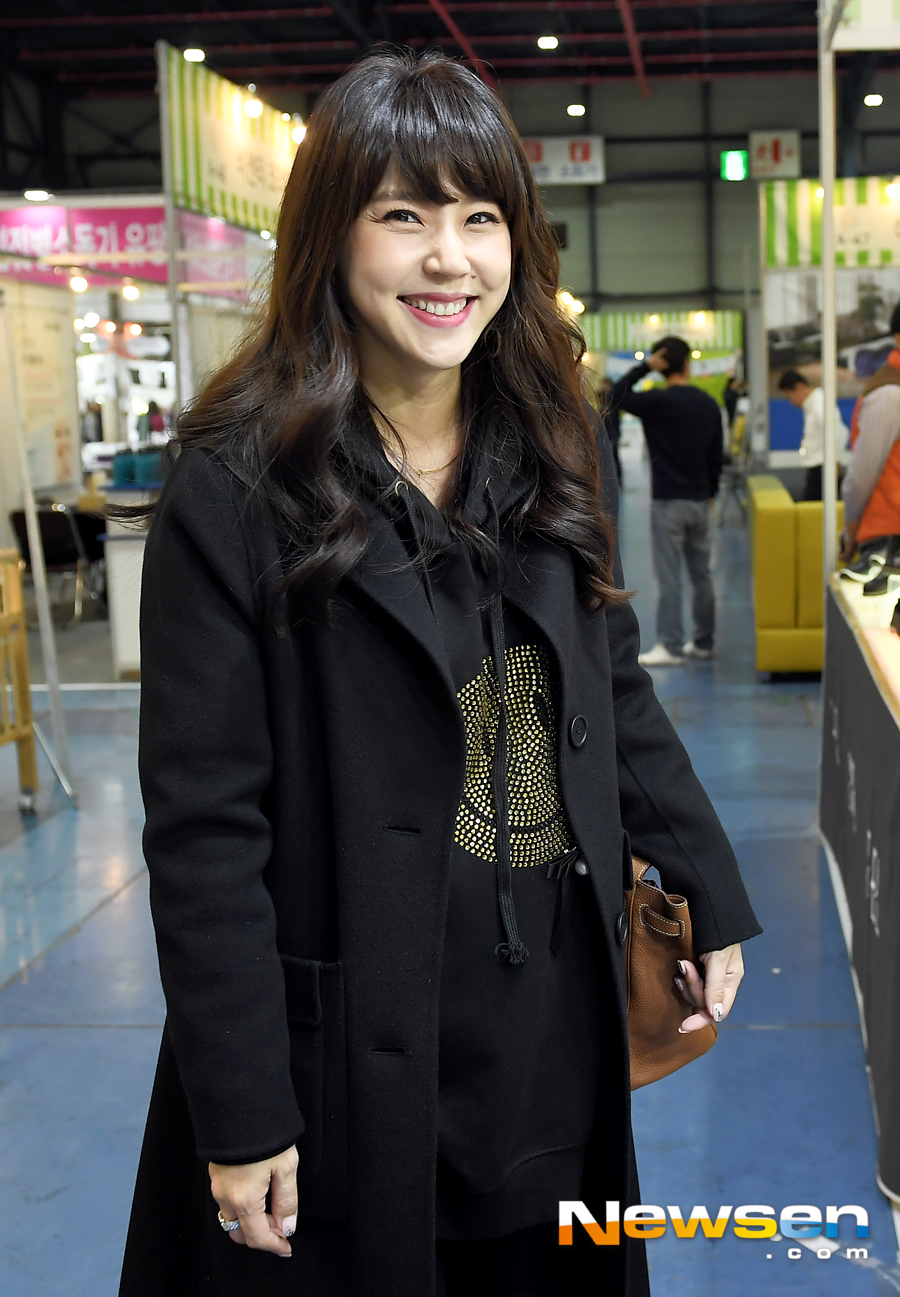 The 12th SeoulBaby Driver Fair & Early Childhood Education Exhibition 2018 was held at Daechi-dong Setec (SETEC) in Gangnam-gu, Seoul on the morning of October 25.Yoon Mi Lee attended the day.On the other hand, Yoon Mi Lee has two daughters, Arah and Rael, who are married to composer Ju Young-hoon in 2006, and is currently in the third place.Jung Yu-jin
