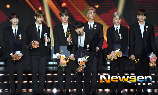 The momentum of group BTS (RM, Jean, Suga, Jay-hop, Ji Min, Vu, Jungkook) is unusual.BTS, which has recently won the United States of America Billboard Music Awards for the second consecutive year, entered the top of the United States of America Billboard main album chart Billboard 200, and sold more than one million copies of a single album in 16 years after the group god, Over the past month, he has achieved UN speeches, United States of America Stadium solo performances, local awards ceremony awards, and South Korea Cultural Medal.All are new records that are unprecedented in K-pop history.Major overseas media are also paying attention to the BTSs move, which is playing a role as a Korean Wave national representative and K-pop evangelist.Seven members are walking proudly on the path the K-pop group failed to get, the United States of America leading magazine RollingStone reported.The BBC said it was the 21st century The Beatles and Global Pop Sensation and  sold out the O2 Arena performance and is the biggest presence in the former World Music scene.The Guardian said, BTS has made a monumental achievement in United States of America, not only changing the face of pop music, but also the first Korean group to reach the top of the Western music industry.September 24: UN SpeechBTS attended the event to announce the Youth Agenda Generation Unlimited of the United Nations Childrens Fund (UNICEF) held at the meeting room of the Trustee Board of Trustees at the New York City United Nations headquarters.The Generation Unlimited is an axis of the United Nations Youth 2030 Strategy, led by United Nations Secretary General, and is a global partnership program designed to expand investment and opportunities for young people aged 10 to 24.Since November last year, BTS has been working with UNICEF to launch the LOVE MYSELF (Love Myself) campaign, which says, True Love begins with loving myself, and sponsors UNICEFs End Violence campaign to eradicate child and youth violence.Leader RM, who represented the team as a speaker, delivered a message to the younger generation with personal experience as a normal young man in South Korea and leader of BTS in a speech in English for about seven minutes, drawing sympathy from the World.▲ September 25-27: United States of America broadcasts take overBTS appeared on the United States of America NBC channels popular late-night talk show, The Tonight Show Starring Jimmy Fallon, on September 25.Host actor and comedian Jimi Hendrix Fallon introduced BTS as the most popular boy band in the planet on earth, while BTS introduced the new song IDOL (Idol) Love Live!He was cheered for his performance.On the 26th, he appeared on the morning news Good Morning America, which was broadcast live on the United States of America ABC channel, and Love Live!It was staged. It is the ABC signboard program with the highest ratings among the morning-time programs.▲ October 6: New York City City Field EntranceBTS, which is conducting its global tour LOVE YOURSELF (Love You Self), starting with the performance of the Olympic Main Stadium in the Seoul Songpa District Jamsil Sports Complex in late August, is currently hosting the United States of America Los Angeles Staples Center, Oakland Oracle Arena, Fort Worth Convention Center, Hamilton First Ontario Center, Canada, United State After performing at the Newark Prudential Center in America and the United Center in Chicago, the finale of the North American tour was spectacularly decorated at New York City Field.BTS set a meaningful record of mobilizing 40,000 audiences through one performance on the day.It is a large-scale performance that mobilized about seven times more audiences than the first solo concert, which mobilized 2,000 people per episode, 6,000 people, at the Yes24 Love Live! Hall (formerly AX Hall) in Gwangjin-gu, Seoul for three days from October 18 to 20, 2014, one year and four months after its debut.▲ October 9: AMA AwardThe 2018 American Music Awards (2018 American Music Awards, AMA) held at the United States of Americas Los Angeles Microsoft Theater on October 9 earned the first award since its debut.AMA is a leading awards ceremony for the United States of Americas three major music awards along with Billboard Music Awards and Grammy Awards.Nominated in the Favorite Social Artist category, BTS was named the winner after competing with world-class singers such as Ariana Grande and Sean Mendes, Cardi Bee and Demi Lovato.Earlier in May, he also won the Top Social Artist award for the second year in a row at the 2018 Billboard Music Awards at the United States of Americas MGM Grand Garden Arena.October 10: Time cover modelIt was also the first Korean singer to decorate the global edition of the United States of Americas leading current affairs magazine TIME (time).Time released the cover on its official website and introduced BTS as NEXT GENERATION LEADERS (Next Generation Leader).BTS is playing music that sounds like The Beatles and One Direction, and shows dance reminiscent of New Kids on the Block and En Sink.However, BTS is pioneering its own new path. ▲ October 9-12: London O2 Arena Entrance  BBC Norton ShowIt has enjoyed an Explosion popularity in the UK as well as United States of America.Despite being the first European tour in its debut in more than five years, it sold out two performances at London Otu Arena on the 9th and 10th.Since then, BTS has appeared on the BBCs The Layam Norton Show, which is considered to be the best late-night talk show in the UK on the 12th.It was also the first time that a Korean singer appeared in this program.▲ October 14: A Korean-French Friendship Concert, Meeting with President Moon Jae-inHe also received a national event love call and proved his extraordinary status.On the 14th, France appeared at the Paris Tresium Art Theater on the Korean Musics Sound - Concert of Korean Friendship held as part of President Moon Jae-ins visit to France.BTS, which was officially invited by the Blue House, received applause from a total of 400 audiences including President Moon Jae-in, Mrs. Kim Jung-sook, Foreign Minister Kang Kyung-hwa, France key figures and Hallyu fans.President Moon Jae-in and his wife met BTS in the waiting room after the performance and encouraged them with handshake and hugs.▲ October 24: Order of Culture MedalThe grand prize of the past months journey was the award of the Cultural Medal, which is considered to be the dream of many Korean artists Welfare Foundations.BTS received the Hwakwan Cultural Medal at the 2018 South Korea Popular Culture and Arts Award held at the Olympic Hall in Seoul Songpa District Olympic Park.It is the youngest record ever and the first record of idol in Popular Culture and Arts Award.The South Korea Popular Culture and Arts Award, hosted by the Ministry of Culture, Sports and Tourism and sponsored by the Korea Creative Content Agency, is a government award system designed to raise the social status of Korean Artists Welfare Foundations and encourage efforts and achievements.The winners were selected through the process of contesting candidates for the awards, the preliminary screening committee, the main screening committee, the government public review committee, and the Cabinet meeting.As for the reason for the selection of BTS, he explained, It is a World musician who set a new milestone in the development of Korean Wave.The members who gave the Cultural Medal to their hearts could not hide their smile. With all seven members receiving the Cultural Medal in their personal capacity, Suga said, It is a great honor.I will spread the South Korea Music with the heart of the national team. hwang hye-jin
