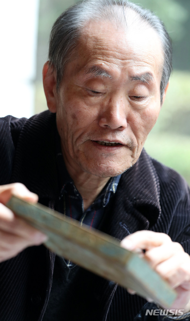 【서울=뉴시스】박주성 기자 = 고서화 수집가 편영우(78)씨가 23일 오전 서울 중구 롯데호텔 로비에서 뉴시스와 한국 최고 불경 신라 반야심경 동판경과 관련해 인터뷰를 하고 있다. 2018.10.24. park7691@newsis.com