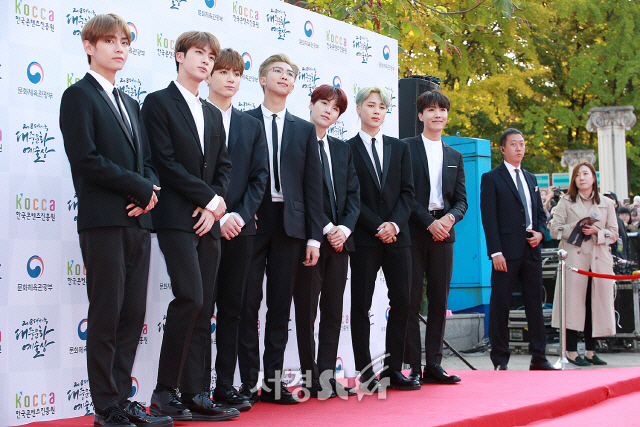 The 2018 Korea Popular Culture and Arts Award ceremony was held at the Olympic Hall in Songpa-gu, Seoul on the afternoon of the 24th.BTS, who returned from North America and Europe on the day, received a Medal of Culture from Minister of Culture, Sports and Tourism Do Jong-hwan.The Cultural Medal was awarded to those who have accumulated achievements for more than 15 years, but BTS received the Medal of Culture as the youngest person to announce Korea with the World Korean Wave syndrome.I want to turn this glory on Ami, said leader RM, who then mentioned fans. I am so grateful for the Medal of Culture.I am proud that many people abroad sing along with Korean and study Korean a lot, he said. I will try to make Ali a culture of ours.Sugar said, Its a family honor. This is a great honor.I will spread the Korean culture widely with the heart of the national team. Jay Hop said, (We are) glad that it is a hope of popular culture.The Medal of Culture, its a really big prize: the hard work of many staff, the blood and sweat of BTS, and the weighty award of all World Armies with your shouts.I will be a hope of popular culture and work nicely in the future, he said.Jungkook also said, This award is a lot of reward for us. I think it is a prize that you have given us to try harder in the future.I will continue to contribute to Ali in Korea culture throughout World, he said. My heart is likely to Explosion.I think this award is a reminder that it means a lot to make it with members, company members, staff, and you, he said.Finally, Vue said, I dont know how to describe this in my mind. I think my family is proud of me.Everyone will be full of good days.