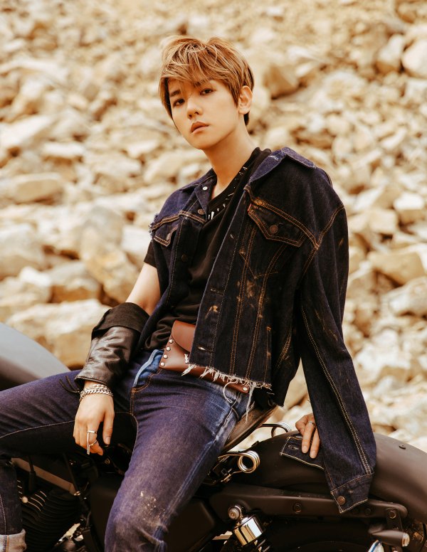 EXO (a member of SM Entertainment), who is making a comeback with the new song Tempo, released its member, Baekhyuns Teaser.Circuit #BaekHyun (circit #Baekhyun) video, which was released through various SNS EXO official accounts such as Twitter, Facebook, and Instagram today (25th), can meet the appearance of Baekhyun with a chic and dreamy atmosphere and the spoiler sound source of the regular 5th album With You It is getting an explosive response.The song With You, which is inserted into this video, is an attractive R&B pop genre song with a brilliant synthesizer and electro trap elements. The lyrics that the member Chan Yeol participated in the songwriting and composition, gradually resemble each other, and the lyrics that show that he is more brilliant due to the other side double the sweet atmosphere of the song.In addition, you can meet the teaser image of Baekhyun on the official website of EXO. As the teaser of each member is released, it captures the attention with unique concept digestion power and visuals such as pictorials, and it is amplifying the expectation for comeback.EXOs regular 5th album DONT MESS UP MY TEMPO (Dont Mess Up My Tempo) will be released on November 2 at 6 pm through various music sites and will also be released on the same day.